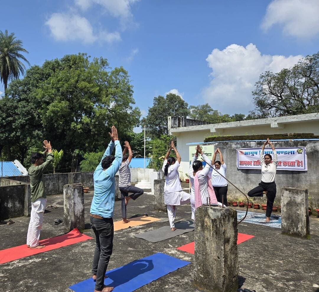 राष्ट्रीय आयुर्वेद दिवस के उपलक्ष्य में आयुर्वेद जिला चिकित्सालय में योग सत्र आयोजित
23 सितंबर को मनाए जाने वाले राष्ट्रीय आयुर्वेद दिवस के उपलक्ष्य में आयोजित विभिन्न गतिविधियों के अंतर्गत आयुर्वेद जिला चिकित्सालय मंडला में विशेष योग सत्र का आयोजन किया गया। सत्र में चिकित्सालय के चिकित्सकों, समस्त स्टाफ एवं उपस्थित मरीजों ने उत्साहपूर्वक सहभागिता की।
कार्यक्रम में डॉ. प्रियंका धुर्वे (एमडी, स्वस्थवृत्त एवं योग) ने उपस्थित जनों को विभिन्न योगासनों का व्यावहारिक अभ्यास कराया तथा उनके वैज्ञानिक महत्व की जानकारी दी। वहीं डॉ. एकता वाल्को (एमडी, संहिता एवं सिद्धांत) ने आयुर्वेद एवं योग के सिद्धांतों पर प्रकाश डाला।
योग सत्र के दौरान आधुनिक जीवनशैली से जुड़ी विभिन्न स्वास्थ्य समस्याओं में उपयोगी आसनों की जानकारी दी गई। स्लिप डिस्क की समस्या में रीढ़ की मजबूती एवं राहत के लिए उपयोगी आसनों, पेट संबंधी रोगों में पाचन तंत्र को बेहतर रखने तथा कब्ज और गैस से राहत के लिए आसनों का अभ्यास कराया गया। इसी प्रकार मधुमेह में रक्त शर्करा के नियंत्रण, मोटापा कम करने एवं शरीर को सक्रिय रखने वाले योगासनों के बारे में बताया गया।
इसके अलावा बच्चों में एकाग्रता बढ़ाने एवं शारीरिक विकास के लिए उपयोगी आसनों की जानकारी भी दी गई। चिकित्सालय के समस्त स्टाफ ने कार्यक्रम को सफल बनाने में सहयोग किया। कार्यक्रम के अंत में उपस्थित सभी लोगों से योग को दैनिक दिनचर्या का हिस्सा बनाने की अपील की गई। आयोजन से चिकित्सालय के स्टाफ एवं मरीजों को योग के माध्यम से स्वास्थ्य संरक्षण और रोगों से बचाव के संबंध में उपयोगी जानकारी प्राप्त हुई।
Jansampark Madhya Pradesh
CM Madhya Pradesh
#mandla
Department of Ayush, Madhya Pradesh