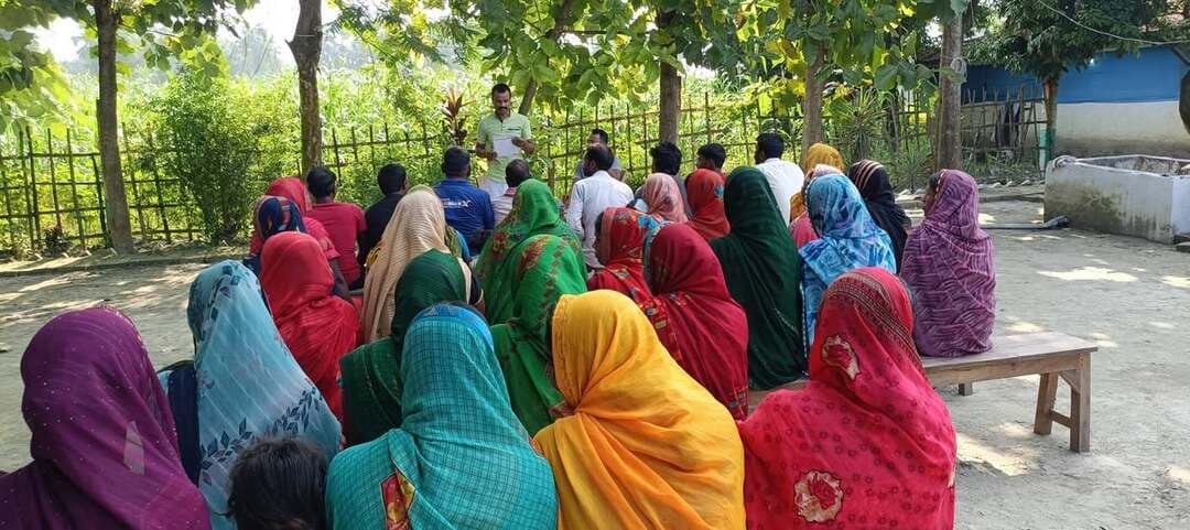 नगरगामा वार्ड संख्या 05 में विशेष वार्ड सभा का आयोजन, जनकल्याणकारी योजनाओं पर हुई चर्चा..
#दलसिंहसराय,प्रखंड के नगरगामा वार्ड संख्या 05 में विशेष वार्ड सभा का आयोजन किया गया. वार्ड सभा की अध्यक्षता वार्ड सदस्य सह उपमुखिया रौशन कुमार चौधरी ने किया.इस विशेष वार्ड सभा में ग्रामीणों के बीच सरकार द्वारा चलाई जा रही जनकल्याणकारी योजनाओं पर विस्तृत चर्चा की गई.जिसमें प्रधानमंत्री आवास योजना, राशन कार्ड, वृद्धा पेंशन योजना, विधवा पेंशन योजना, दिव्यांग पेंशन, सड़क, शौचालय एवं नल-जल जैसी योजनाओं पर चर्चा की गई.जनकल्याणकारी योजनाओं में आ रही समस्याओं के समाधान हेतु अग्रेतर कार्रवाई के लिए प्रस्ताव लिया गया.साथ ही प्रधानमंत्री आवास योजना के जारी सर्वेक्षण लिस्ट पर भी ग्रामीणों के बीच विस्तार से चर्चा की गई.