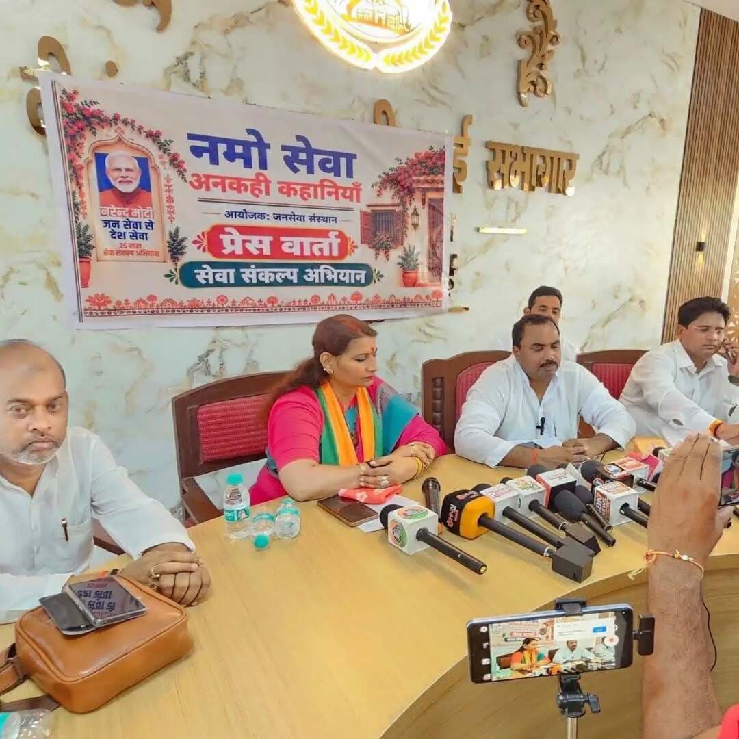 रंगमंच पर दिखेगी 25 साल की सेवा यात्रा, जालौन में होंगे ‘नमो सेवा; अनकही कहानियाँ’ के 20 नाट्य मंचन
22 सितंबर से 1 अक्टूबर तक जिले के विभिन्न स्थानों पर होंगे कार्यक्रम, संवाद-संगीत और अभिनय के जरिए प्रस्तुत होगी सेवा यात्रा
उरई। प्रधानमंत्री नरेंद्र मोदी के सार्वजनिक जीवन में सेवा, समर्पण और सुशासन के 25 वर्ष पूर्ण होने के अवसर पर भारतीय जनता पार्टी की ओर से चलाए जा रहे ‘सेवा संकल्प अभियान’ के तहत जालौन में ‘नमो सेवा—अनकही कहानियाँ’ कार्यक्रम का आयोजन किया जाएगा। इसके अंतर्गत जिले में 20 स्थानों पर विशेष नाट्य मंचन किए जाएंगे।
कार्यक्रम को लेकर झलकारी बाई सभागार में प्रेस वार्ता आयोजित की गई। इसमें मुख्य अतिथि जिला पंचायत अध्यक्ष घनश्याम अनुरागी और विशिष्ट अतिथि भाजपा जिलाध्यक्ष उर्विजा दीक्षित रहीं। प्रेस वार्ता में कार्यक्रम की रूपरेखा और आयोजन से जुड़ी तैयारियों की जानकारी दी गई।
आयोजकों के अनुसार, 22 सितंबर से 1 अक्टूबर के बीच जिले के विभिन्न स्थानों पर नाट्य प्रस्तुतियां आयोजित की जाएंगी। इन प्रस्तुतियों के माध्यम से प्रधानमंत्री नरेंद्र मोदी के सार्वजनिक जीवन की 25 वर्षों की यात्रा को नाटक, संवाद, अभिनय, संगीत और प्रभावशाली मंचन के जरिए दर्शकों के सामने प्रस्तुत किया जाएगा।
नाट्य प्रस्तुति में गुजरात के मुख्यमंत्री के रूप में नरेंद्र मोदी के कार्यकाल से लेकर प्रधानमंत्री के रूप में देश की सेवा तक की यात्रा को केंद्र में रखा जाएगा। साथ ही जनकल्याण, सुशासन, सेवा, समर्पण, अंत्योदय और राष्ट्र निर्माण से जुड़े प्रसंगों को मंच पर जीवंत करने का प्रयास किया जाएगा।
आयोजकों ने बताया कि जिले में कुल 20 स्थानों पर नाटक का मंचन किया जाएगा। स्कूलों, कॉलेजों, पंचायतों, सामुदायिक केंद्रों और अन्य सार्वजनिक स्थलों पर भी कार्यक्रम आयोजित कर लोगों से संवाद स्थापित करने की योजना है।
‘नमो सेवा—अनकही कहानियाँ’ को सरल, संवेदनशील और संगीतमय स्वरूप में तैयार किया गया है। कुशल कलाकार अपने अभिनय और संवादों के माध्यम से सेवा यात्रा से जुड़े प्रेरक प्रसंगों को मंच पर प्रस्तुत करेंगे।
भाजपा की ओर से बताया गया कि ‘सेवा संकल्प अभियान’ का उद्देश्य सेवा, सुशासन, अंत्योदय और राष्ट्र निर्माण के संदेश को विभिन्न माध्यमों से लोगों तक पहुंचाना है। इसी क्रम में कला और नाट्य को जनसंवाद का माध्यम बनाया गया है।
इस दौरान अमित निरंजन, विवेक कुशवाहा, पुष्पेंद्र सेगर, प्रशांत द्विवेदी, अशोक राठौर, रामानुग्रह राजावत, मनोज यादव, विनियन द्विवेदी , वीर प्रताप जादौन सहित अन्य लोग मौजूद रहे।