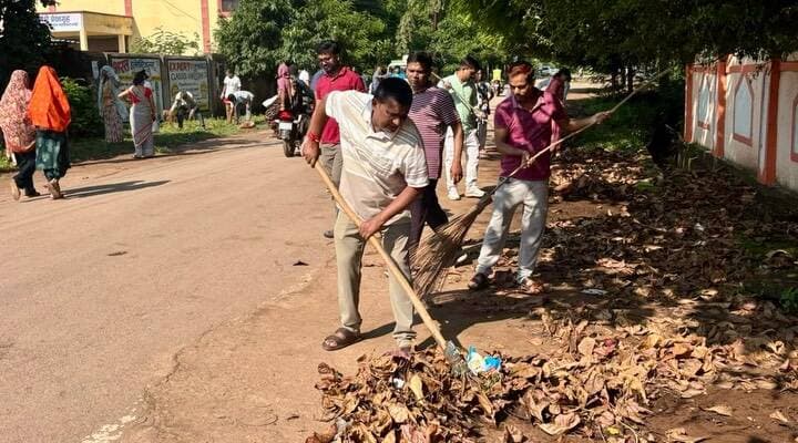 स्वच्छता से संवरता कवर्धा, सेवा का संकल्प
सेवा संकल्प अभियान के तहत नगर पालिका कवर्धा में ‘स्वच्छता ही सेवा पखवाड़ा’ के अंतर्गत विशेष सफाई अभियान चलाकर स्वच्छ एवं सुंदर शहर का संदेश दिया गया।
#सेवा_संकल्प_अभियान #स्वच्छता_ही_सेवा #SwachhataHiSeva #JanBhagidari