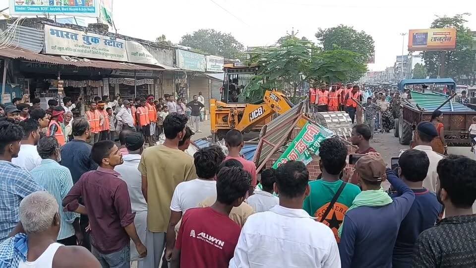 अररिया टाउन हॉल के पास निशुल्क पेय जल को अतिक्रमण के दौरान बुलडोजर से तोड़ा दिया।