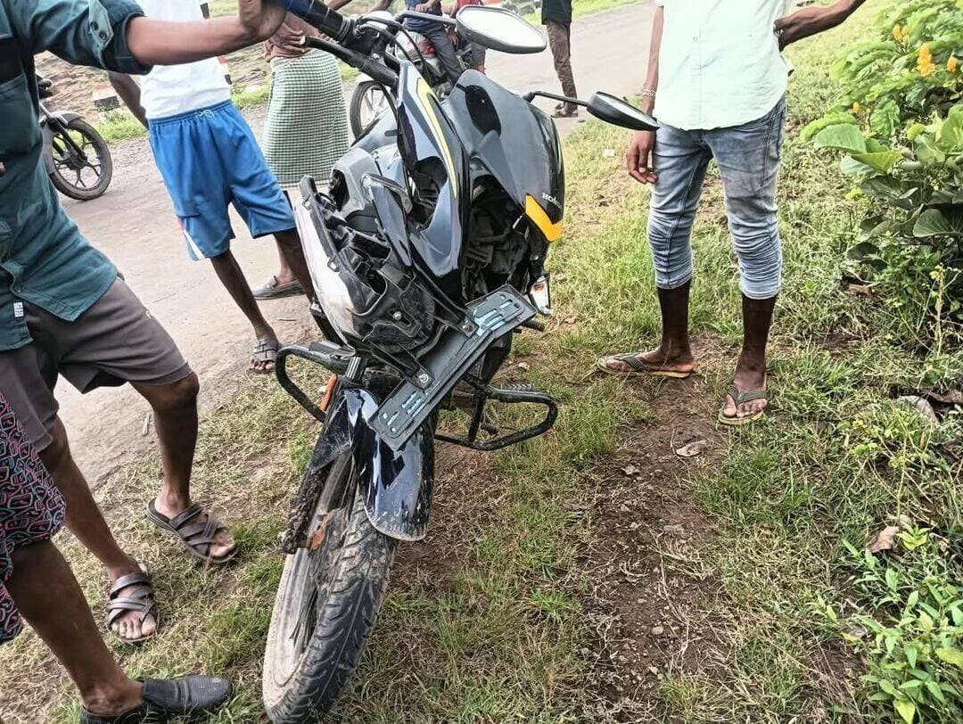 भुईमाड़ के सोनगढ़-खर्रा घाट की खतरनाक गोलाई में भिड़ीं दो बाइकें, एक युवक का हाथ टूटा,गोपद नदी के पास आमने-सामने हुई जोरदार टक्कर, दोनों बाइक सवार चोटिल; एंबुलेंस से सरई अस्पताल पहुंचाया
