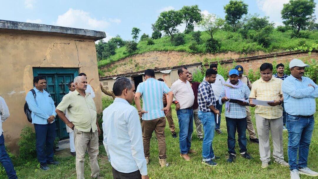 रेल लाइन के लिए चंदवाही में अतिक्रमण हटाने की कार्रवाई, 56 घर चिन्हित; मौके पर पहुंचा भारी पुलिस बल
एसडीएम सिहावल और थाना प्रभारी की मौजूदगी में कार्रवाई शुरू, लोगों से घर खाली करने के निर्देश; मुआवजा नहीं मिलने को लेकर प्रभावित परिवारों की चिंता
सीधी। सीधी जिले के बहरी थाना क्षेत्र अंतर्गत ग्राम चंदवाही में रविवार दोपहर से अतिक्रमण हटाने की कार्रवाई शुरू की गई। सीधी-सिंगरौली रेल लाइन परियोजना के तहत रेलवे विभाग की ओर से चिन्हित किए गए मकानों को हटाने के लिए प्रशासनिक अमला मौके पर पहुंचा। कार्रवाई के दौरान एसडीएम सिहावल राकेश शुक्ला, बहरी थाना प्रभारी राजेश पांडे सहित राजस्व विभाग के कर्मचारी और भारी पुलिस बल मौजूद रहा।
प्रशासनिक टीम के पहुंचने के बाद प्रभावित लोगों को अपने-अपने घर खाली करने के निर्देश दिए गए। कार्रवाई के लिए दो जेसीबी मशीन भी मौके पर बुलाई गई हैं। बताया जा रहा है कि रेलवे विभाग की ओर से जारी नोटिस के आधार पर करीब 56 मकानों को चिन्हित किया गया है, जिन्हें रेल परियोजना के लिए हटाया जाना है।
स्थानीय निवासी गीता सिंह ने बताया कि उनके अलावा आधीरन सिंह, रणधीर सिंह सहित करीब 56 लोगों के मकान कार्रवाई की जद में हैं। उनका कहना है कि प्रभावित परिवारों को अभी तक मुआवजे की राशि प्राप्त नहीं हुई है। इसी वजह से कई लोगों ने अपने घर खाली नहीं किए हैं। स्थानीय लोगों का कहना है कि मुआवजा मिलने के बाद उन्हें मकान हटाने में आपत्ति नहीं होगी।
वहीं, सुरक्षा व्यवस्था को लेकर बहरी थाना प्रभारी राजेश पांडे ने बताया कि प्रशासनिक कार्रवाई के दौरान किसी प्रकार का विवाद न हो, इसे ध्यान में रखते हुए पुलिस बल को मौके पर तैनात किया गया है। उन्होंने बताया कि फिलहाल स्थिति सामान्य है और नियमानुसार कार्रवाई की जा रही है।
गौरतलब है कि सीधी-सिंगरौली रेल लाइन परियोजना क्षेत्र के लिए महत्वपूर्ण रेल परियोजनाओं में शामिल है। परियोजना के निर्माण कार्य के लिए जहां-जहां भूमि और अतिक्रमण बाधा बन रहे हैं, वहां प्रशासन एवं रेलवे विभाग द्वारा कार्रवाई की जा रही है। चंदवाही में भी इसी क्रम में अतिक्रमण हटाने की कार्रवाई शुरू हुई है। हालांकि, प्रभावित परिवारों की ओर से मुआवजा राशि मिलने के बाद ही मकान खाली करने की बात कही जा रही है।
