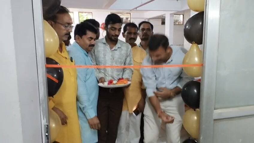 राजापुर में 18 वर्ष से अधिक आयु के छात्र-छात्राओं के लिए निःशुल्क कौशल प्रशिक्षण केंद्र का शुभारंभ
राजापुर स्थित कंचन हॉस्पिटल के बेसमेंट में द्वारा 18 वर्ष से अधिक आयु के छात्र-छात्राओं के लिए निःशुल्क कौशल प्रशिक्षण केंद्र का शुभारंभ किया गया। केंद्र में युवाओं को अंग्रेजी संचार, डिजिटल साक्षरता, आत्मविश्वास, व्यक्तित्व विकास, करियर मार्गदर्शन, रिज्यूमे एवं इंटरव्यू की तैयारी जैसे रोजगारपरक कौशल सिखाए जाएंगे। साथ ही, युवाओं को AI और आधुनिक डिजिटल टूल्स के व्यावहारिक उपयोग से भी परिचित कराया जाएगा।
उद्घाटन कार्यक्रम में अमित कुमार सिंह , नायब तहसीलदार, राजापुर, शिव पूजन गुप्ता , जिला उपाध्यक्ष, व्यापार मंडल, संजीव मिश्रा , नगर पंचायत अध्यक्ष, राजापुर, अनिल कुमार गुप्ता , अध्यक्ष, व्यापार मंडल, सतीश चंद्र मिश्रा , वरिष्ठ उपाध्यक्ष, व्यापार मंडल, सुभाष चंद्र अग्रवाल , व्यापार मंडल संरक्षक तथा डॉ. पंकज सिंह , संचालक, कंचन हॉस्पिटल सहित अन्य गणमान्य लोग उपस्थित रहे। कार्यक्रम में पत्रकार राजकुमार उपाध्याय , भरतलाल और अनु मिश्रा भी उपस्थित रहे।
इस कार्यक्रम के आयोजक एवं FEA के चित्रकूट जिले के क्षेत्रीय प्रबंधक अभिषेक अग्रहरि हैं, जबकि केंद्र में प्रशिक्षण का कार्य निशांत सिंह शिक्षक, द्वारा किया जा रहा है।
FEA की ओर से 18 वर्ष से अधिक आयु के सभी छात्र-छात्राओं, विशेषकर छात्राओं से इस निःशुल्क प्रशिक्षण का लाभ उठाने की अपील की गई है। इच्छुक छात्र-छात्राएं कंचन हॉस्पिटल, राजापुर स्थित प्रशिक्षण केंद्र पर पहुंचकर इस अवसर से जुड़ें, नियमित रूप से प्रशिक्षण प्राप्त करें और अपने रोजगार एवं करियर के लिए आवश्यक कौशल विकसित करें।