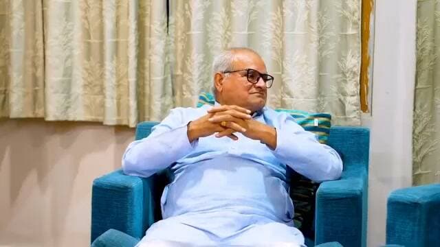🟥 पूर्व विधायक केदारनाथ शुक्ला ने भी फ्लाईओवर परियोजना को लेकर उठाए सवाल — सीधी फ्लाईओवर योजना पर बोले, “जहां जरूरत, वहां नहीं बन पा रही है
सीधी। जिले में प्रस्तावित 117 करोड़ रुपये की फ्लाईओवर परियोजना को लेकर अब राजनीतिक प्रतिक्रिया भी सामने आने लगी है। पूर्व विधायक पंडित केदारनाथ शुक्ला ने सोशल मीडिया पर कहा है कि सीधी में चौड़ी सड़कों की अधिक जरूरत दिखने लगी है, जबकि जहां वास्तव में फ्लाईओवर की आवश्यकता है, वहां योजना ही नहीं बन पा रही है।
उन्होंने यह भी कहा कि नगर पालिका क्षेत्र के विस्तार और परिसीमन को लेकर स्थिति अब तक स्पष्ट नहीं है, जबकि करीब 23 गांवों को लेकर नोटिस जारी होने की चर्चा है, लेकिन प्रक्रिया अभी अधूरी दिखाई दे रही है।
🟥 सीधी फ्लाईओवर प्रोजेक्ट पर विवाद — “जागो सीधी” सवालों के घेरे में
सीधी। शहर में लंबे समय से प्रस्तावित 3.1 किलोमीटर लंबा फ्लाईओवर प्रोजेक्ट अब आगे बढ़ गया है। सेतु निर्माण विभाग ने 117 करोड़ रुपये की प्रशासकीय स्वीकृति जारी कर दी है और टेंडर प्रक्रिया की तैयारी शुरू हो गई है।
दो हिस्सों में बनेगा फ्लाईओवर
फ्लाईओवर का निर्माण दो अलग-अलग हिस्सों में किया जाएगा—
🔹 पहला भाग: पुराने टैक्सी स्टैंड (सिंचाई विभाग कार्यालय के पास) से जिला पंचायत कार्यालय तक — 1565 मीटर
🔹 दूसरा भाग: संजय गांधी कॉलेज ग्राउंड से कमल फीलिंग स्टेशन तक — 1548 मीटर
ईपीसी मोड में निर्माण कार्य
परियोजना का निर्माण ईपीसी (Engineering, Procurement & Construction) मोड में कराया जाएगा, जिसमें चयनित कंपनी डिजाइन से लेकर निर्माण तक की जिम्मेदारी संभालेगी।
जाम से राहत या नई समस्या?
सरकारी स्तर पर इस फ्लाईओवर को शहर के यातायात दबाव से राहत देने वाली बड़ी परियोजना बताया जा रहा है, लेकिन स्थानीय स्तर पर सवाल भी उठ रहे हैं कि यह योजना शहर के सबसे व्यस्त मार्गों को सीधे कवर नहीं करती।
“जागो सीधी” — इन मार्गों पर सबसे ज्यादा दबाव
स्थानीय लोगों और एडवोकेट Arvind Shukla के अनुसार ऊंची हवेली, लालता चौक, पुराना बस स्टैंड, गांधी चौक और अस्पताल तिराहा जैसे क्षेत्रों में सबसे अधिक जाम लगता है, जबकि प्रस्तावित फ्लाईओवर इन प्रमुख भीड़भाड़ वाले हिस्सों से बिल्कुल अलग है।
फैक्ट फाइल
कुल लंबाई: 3113 मीटर (3.1 किमी)
कुल लागत: 117 करोड़ रुपये
पहला भाग: 1565 मीटर
दूसरा भाग: 1548 मीटर
निर्माण मोड: ईपीसी (EPC)
निर्माण एजेंसी: सेतु निर्माण विभाग द्वारा चयनित कंपनी
सेतु निर्माण विभाग के एसडीओ प्रदीप सिंह के अनुसार टेंडर प्रक्रिया जल्द शुरू कर निर्माण कार्य आगे बढ़ाया जाएगा।
वही अब देखना होगा कि यह फ्लाईओवर योजना शहर की वास्तविक ट्रैफिक समस्या का समाधान बनती है या फिर बहस और सवालों के बीच ही रह जाती है।
