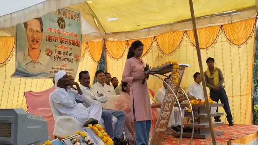 *#कुसमी में शहीद दयाल पनिका की 84वीं शहादत दिवस पर भव्य आयोजन, उमड़ा जनसैलाब*
#सीधी-#सिंगरौली से पहुंचे हजारों लोग, वीर शहीद के त्याग, साहस और देशभक्ति को किया नमन
कुसमी, सीधी। #आदिवासी बाहुल्य क्षेत्र कुसमी में रविवार, 20 सितंबर को परी पैलेस में अमर #शहीद दयाल पनिका की 84वीं शहादत दिवस के अवसर पर भव्य #श्रद्धांजलि #समारोह का आयोजन किया गया। समारोह में सीधी और सिंगरौली जिले के विभिन्न क्षेत्रों से बड़ी संख्या में लोग शामिल हुए। कार्यक्रम स्थल पर उमड़ी भीड़ के बीच पूरा परिसर देशभक्ति और श्रद्धा के वातावरण से सराबोर नजर आया।
पुष्प अर्पित कर शहीद को दी श्रद्धांजलि
कार्यक्रम की शुरुआत अमर शहीद दयाल पनिका के चित्र पर पुष्प अर्पित कर श्रद्धांजलि देने के साथ हुई। उपस्थित अतिथियों, जनप्रतिनिधियों, सामाजिक कार्यकर्ताओं एवं ग्रामीणों ने शहीद दयाल पनिका के त्याग, साहस और देश के प्रति समर्पण को स्मरण करते हुए उन्हें नमन किया।
समारोह को संबोधित करते हुए वक्ताओं ने कहा कि शहीद दयाल पनिका का बलिदान आने वाली पीढ़ियों के लिए प्रेरणा का स्रोत है। उनके जीवन और संघर्ष को याद करते हुए युवाओं से उनके आदर्शों को आत्मसात करने तथा समाज एवं राष्ट्रहित में सकारात्मक भूमिका निभाने का आह्वान किया गया।
सीधी-सिंगरौली से पहुंचे जनप्रतिनिधि और सामाजिक कार्यकर्ता
कार्यक्रम में सीधी एवं सिंगरौली जिले के विभिन्न क्षेत्रों से जनप्रतिनिधि, सामाजिक कार्यकर्ता, राजनीतिक एवं सामाजिक संगठनों के पदाधिकारी, गणमान्य नागरिक तथा बड़ी संख्या में ग्रामीण शामिल हुए।
प्रमुख अतिथियों की उपस्थिति
मुख्य अतिथि:
कुंवर सिंह टेकाम, विधायक, धौहनी विधानसभा क्षेत्र क्रमांक-82
कार्यक्रम अध्यक्ष:
रुपनारायण मौर्या, पूर्व प्राचार्य
विशिष्ट अतिथि:
श्यामबती सिंह, जनपद अध्यक्ष, कुसमी
सोनम सिंह, जिला पंचायत अध्यक्ष, सिंगरौली
अशोक पैगाम, जिला पंचायत सदस्य सिंगरौली, विमल जायसवाल कांग्रेस ब्लॉक अध्यक्ष कुसमी,
लीला देवी पनिका, आप एसटी मोर्चा जिला अध्यक्ष, सीधी
रतिभान साकेत, आप जिला अध्यक्ष, सिंगरौली
दिनेश सिंह, जयस जिला अध्यक्ष, सीधी
सूरज पनिका, जनजाति युवा पनिका संगठन, संभागीय अध्यक्ष, रीवा
भूपेन्द्र सिंह, जयस उपाध्यक्ष, सिंगरौली
प्रीती पनाड़िया, भाजपा महिला मोर्चा
अंजली पनिका, संभागीय कोषाध्यक्ष, रीवा
श्यामले पनिका, सरपंच
विशिष्ट आमंत्रित:
आर.पी. राठिया, पूर्व प्राचार्य
निरीक्षक राजकुमार पनिका
देवेंद्र रमन पनाड़िया
अन्य गणमान्य नागरिक:
योगिता मौर्या
राहुल पड़वार
परमसुख पनाड़िया, रामपुर नैकिन
रामनिहोर पनिका
अभिषेक पनाड़िया
लालजी पनाड़िया
मंच संचालन और श्रद्धांजलि
कार्यक्रम का मंच संचालन अशोक पनिका ने किया। समारोह के दौरान उपस्थित लोगों ने अमर शहीद दयाल पनिका के चित्र पर पुष्प अर्पित कर उन्हें भावभीनी श्रद्धांजलि दी।
शहादत दिवस के अवसर पर लोगों ने शहीद दयाल पनिका के त्याग और बलिदान को स्मरण करते हुए उनके आदर्शों एवं स्मृतियों को आगे बढ़ाने का संकल्प लिया। कार्यक्रम में उमड़ी भीड़ ने शहीद दयाल पनिका के प्रति क्षेत्रवासियों की श्रद्धा और सम्मान को प्रदर्शित किया।