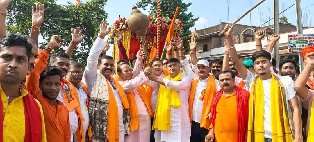 गणेश पूजा को लेकर कांटी विधायक के नेतृत्व में निकली भव्य शोभायात्रा
गंगाराम पोखर से निकली यात्रा में उमड़ा श्रद्धालुओं का सैलाब, देवी-देवताओं की झांकियों ने मोहा मन
कांटी। दामोदरपुर पंचायत के गंगाराम पोखर से गणेश पूजन के अवसर पर रविवार को भव्य शोभायात्रा निकाली गई। प्रत्येक वर्ष की भांति इस वर्ष भी आयोजित शोभायात्रा में बड़ी संख्या में श्रद्धालुओं ने उत्साहपूर्वक भाग लिया। शोभायात्रा में विभिन्न देवी-देवताओं की आकर्षक झांकियां शामिल की गईं, जो लोगों के बीच आकर्षण का केंद्र बनी रहीं। पूरे रास्ते श्रद्धालु धार्मिक जयकारे लगाते हुए आगे बढ़ते रहे।
शोभायात्रा में युवाओं की बड़ी भागीदारी रही। जगह-जगह स्थानीय लोगों ने श्रद्धालुओं का स्वागत किया। धार्मिक गीतों और जयकारों से पूरा क्षेत्र भक्तिमय बना रहा। आयोजन को लेकर दामोदरपुर समेत आसपास के गांवों में भी उत्साह का माहौल रहा। श्रद्धालुओं ने भगवान गणेश की पूजा-अर्चना कर परिवार और समाज की सुख-समृद्धि की कामना की।
कार्यक्रम के मुख्य अतिथि कांटी विधायक ई. अजीत कुमार ने कहा कि धर्म और संस्कृति समाज को एकजुट रखने का कार्य करते हैं। ऐसे धार्मिक आयोजनों से नई पीढ़ी को अपनी संस्कृति और परंपराओं से जुड़ने का अवसर मिलता है। युवाओं को अपनी धार्मिक एवं सांस्कृतिक विरासत को समझकर उसे आगे बढ़ाने की जरूरत है।
शोभायात्रा में प्रेम सर्राफ, टुन्ना शर्मा, गणेश गुप्ता, छोटन सिंह, बिट्टू गुप्ता, विजय साह, मणिकांत प्रसाद, अरविंद पासवान, विजय चौधरी, बनावल गुप्ता, रामकिशोर भगत सहित बड़ी संख्या में श्रद्धालु एवं स्थानीय लोग मौजूद रहे।