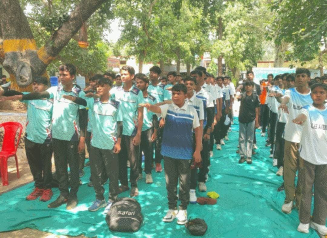 #भरतपुर। भुसावर के पीएम श्री जगन्नाथ पहाड़िया राजकीय उच्च माध्यमिक विद्यालय में 70वीं जिला स्तरीय खेलकूद प्रतियोगिता के तहत 17 और 19 वर्ष छात्र-छात्रा वर्ग की क्रिकेट प्रतियोगिता का भव्य शुभारंभ हुआ। उद्घाटन समारोह के मुख्य अतिथि अतिरिक्त ब्लॉक शिक्षा अधिकारी शशिकांत पाण्डेय रहे, जबकि अध्यक्षता उपजिला शिक्षा अधिकारी गंभीर सिंह ने की। कार्यक्रम का आगाज मां सरस्वती की प्रतिमा के समक्ष दीप प्रज्वलन और ध्वजारोहण के साथ हुआ। प्रतियोगिता के संयोजक व प्रधानाचार्य धर्मसिंह मीणा ने अतिथियों का माला व साफा पहनाकर पारंपरिक स्वागत किया। वक्ताओं ने खिलाड़ियों को खेल भावना की शपथ दिलाई और निर्णायकों से निष्पक्षता बनाए रखने का आह्वान किया। इसके बाद 19 वर्ष वर्ग का उद्घाटन मैच पीपला और घाटरी के बीच 6-6 ओवरों का खेला गया, जिसमें घाटरी की टीम ने जीत दर्ज की। इसी क्रम में गांव सुहारी स्थित राजकीय विद्यालय में भी 70वीं जिला स्तरीय खेलकूद प्रतियोगिता के अंतर्गत टेबल टेनिस और बुशू प्रतियोगिताओं की शुरुआत हुई। इन सभी प्रतियोगिताओं में जिले भर से दर्जनों टीमें भाग ले रही हैं, जिसको लेकर खिलाड़ियों और स्थानीय दर्शकों में भारी उत्साह देखा जा रहा है। इस दौरान राजकीय विद्यालय वैर के प्रधानाचार्य पुष्पेंद्र सिंह, आरपी अजय पाण्डेय, राहुल शर्मा, गजराज पाण्डेय, राजेश मीणा, देवकीनंदन सोनी, अशोक कुमार मीना, शारीरिक शिक्षक राजेश कुमार और विष्णु चौधरी सहित कई गणमान्य लोग मौजूद रहे।