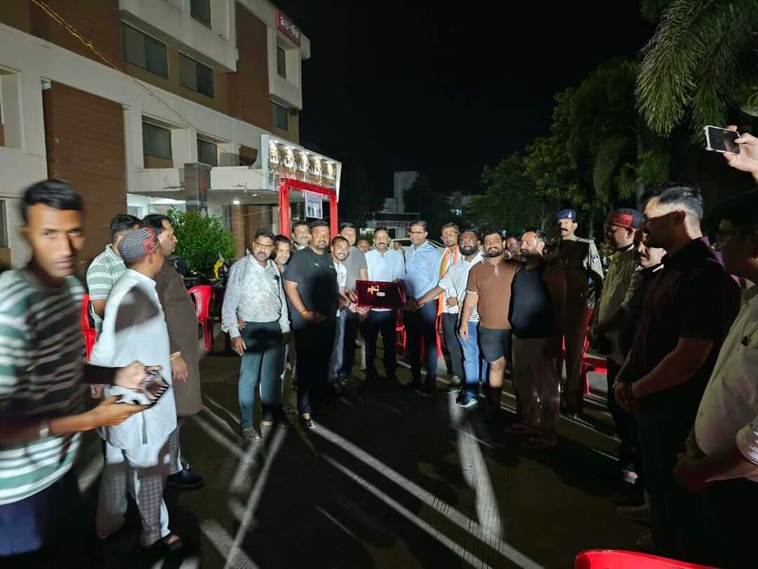 कलेक्टर श्री राजीव रंजन मीना एवं SP श्री सचिन शर्मा ने गुजरात के बड़नगर से आई 'सेवा संकल्प यात्रा' के सहभागियों से मोहनखेड़ा में संवाद किया व स्मृति चिन्ह भेंट किया।
यात्रियों ने ज़िले में मिले अपार स्नेह, भोजन-विश्राम व बेहतरीन सुरक्षा व्यवस्था के लिए आभार व्यक्त किया।
#सेवासंकल्पयात्रा #मध्यप्रदेश #अतिथि_देवो_भव
#SevaSankalpAbhiyan