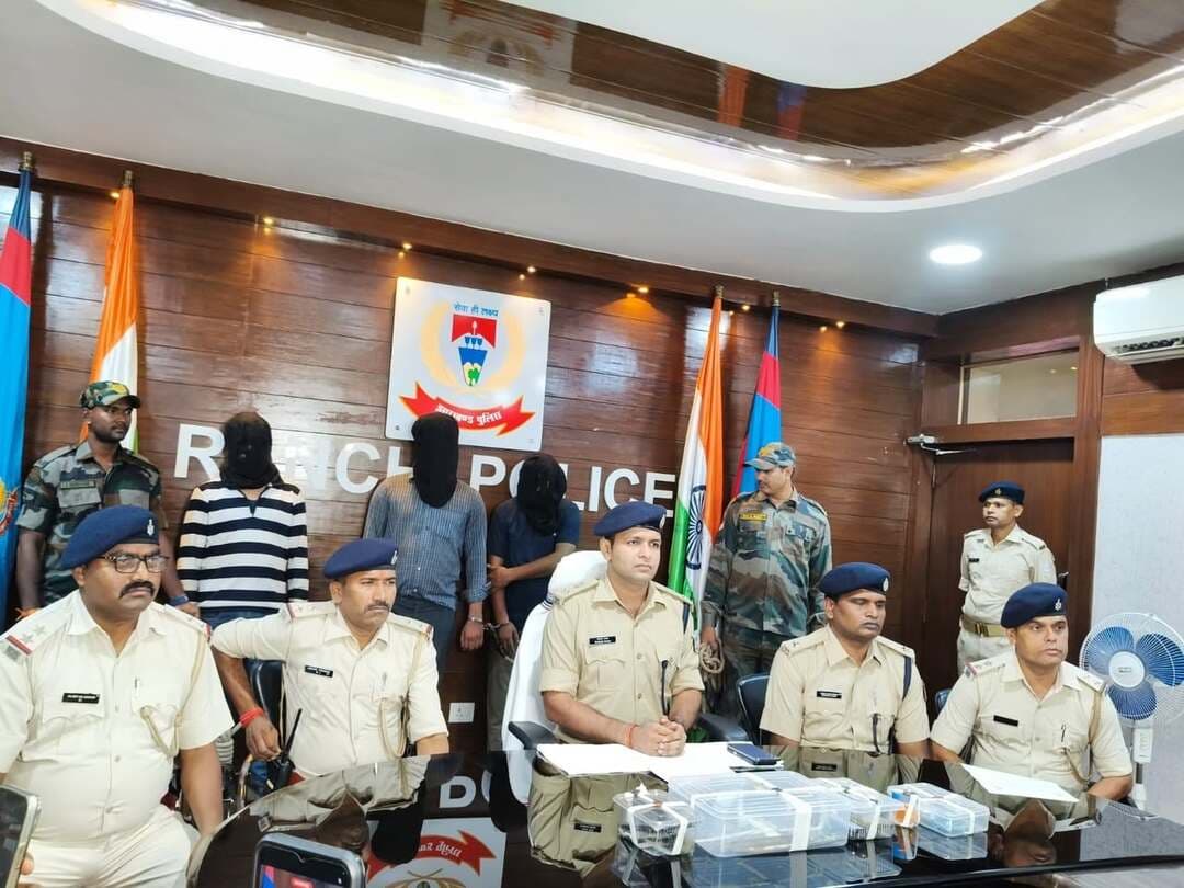 अरगोड़ा में ब्राउन शुगर की खरीद-बिक्री का आरोप, 30 वर्षीय युवक गिरफ्तार
रांची, 19 सितंबर 2026। अरगोड़ा थाना क्षेत्र के जतरा मैदान, हरमू के पास ब्राउन शुगर की कथित खरीद-बिक्री की सूचना पर पुलिस ने छापेमारी कर एक युवक को गिरफ्तार किया है। पुलिस के अनुसार, गुप्त सूचना के आधार पर वरीय पुलिस उपाधीक्षक हटिया के नेतृत्व में टीम गठित कर कार्रवाई की गई।
पुलिस ने मौके से सुशांत कुमार कर्ण (करीब 30 वर्ष) को गिरफ्तार किया। पुलिस के मुताबिक उसके पास से 6 पुड़िया ब्राउन शुगर, कुल 1.79 ग्राम, एक Redmi मोबाइल फोन और ₹1,000 नकद बरामद किया गया।
मामले में अरगोड़ा थाना कांड संख्या 252/26, दिनांक 19 सितंबर 2026, के तहत NDPS Act की धारा 22(A)/22(B) में प्राथमिकी दर्ज की गई है।
पुलिस टीम ने की कार्रवाई
छापेमारी टीम में हटिया डीएसपी नीरज कुमार, अरगोड़ा थाना प्रभारी सतीश कुमार गोराई, पुलिस अवर निरीक्षक शुभम कुमार सिंह, नितेश टोपनो, पिंटू कुमार, स्वरूप भंडारी तथा सशस्त्र बल शामिल थे।
पुलिस के अनुसार आरोपी को गिरफ्तार कर आगे की कानूनी कार्रवाई की जा रही है।
#RanchiNews #RanchiPolice #ArgoraPolice #Harmu #BrownSugar #DrugNews #DrugFreeJharkhand #JharkhandNews #RanchiCrime #CrimeNews #PoliceAction #BreakingNews #LatestNews #ViralNews #JharkhandUpdate #RanchiUpdate #NDPSAct #DrugSeizure #LoktantraBharat #रांची #झारखंडन्यूज #ब्राउनशुगर #रांचीपुलिस #क्राइम_न्यूज #ताजा_खबर