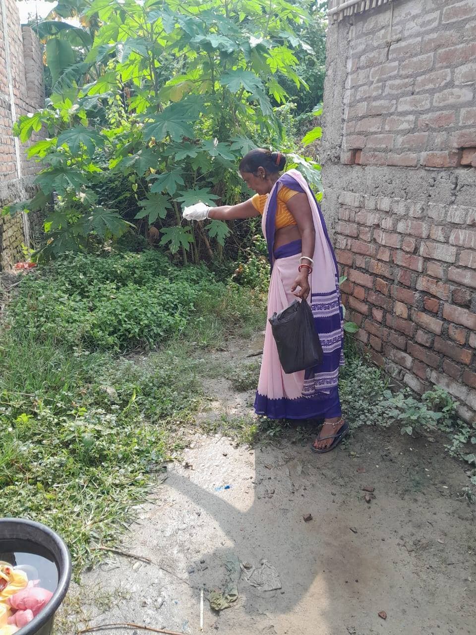 *बाढ़ का पानी घटते ही स्वास्थ्य विभाग ने तेज की निरोधात्मक कार्रवाई*
भागलपुर, दिनांक- 20 सितम्बर 2026. जिले के बाढ़ प्रभावित क्षेत्रों में बाढ़ का पानी धीरे-धीरे कम होने के साथ ही स्वास्थ्य विभाग द्वारा बाढ़ के बाद उत्पन्न होने वाली संभावित जलजनित एवं संक्रामक बीमारियों की रोकथाम के लिए व्यापक स्तर पर निरोधात्मक एवं उपचारात्मक गतिविधियां संचालित की जा रही हैं। सबौर, पीरपैंती, गोपालपुर, कहलगांव सहित जिले के अन्य बाढ़ प्रभावित प्रखंडों में आशा कार्यकर्ताओं एवं स्वास्थ्य कर्मियों द्वारा ब्लीचिंग पाउडर का छिड़काव कराया जा रहा है।
बाढ़ का पानी उतरने के बाद दूषित जल, गंदगी एवं जलजमाव के कारण डायरिया, हैजा, टाइफाइड, त्वचा संबंधी रोग तथा अन्य जलजनित बीमारियों की आशंका को देखते हुए प्रभावित गांवों में विशेष स्वच्छता अभियान चलाया जा रहा है। आशा कार्यकर्ताओं द्वारा घरों के आसपास, गलियों, नालियों तथा अन्य संभावित संक्रमण वाले स्थानों पर निर्धारित प्रक्रिया के अनुसार ब्लीचिंग पाउडर का छिड़काव किया जा रहा है।
सुरक्षित पेयजल के लिए Halogen (NaDCC) टैबलेट का वितरण
बाढ़ प्रभावित परिवारों को पेयजल शुद्धिकरण के लिए Halogen (NaDCC) टैबलेट का भी वितरण किया जा रहा है। स्वास्थ्य कर्मियों एवं आशा कार्यकर्ताओं द्वारा लोगों को टैबलेट के सही उपयोग एवं निर्धारित मात्रा में पानी को शुद्ध करने की प्रक्रिया के बारे में जानकारी दी जा रही है। साथ ही लोगों को केवल सुरक्षित एवं शुद्ध पेयजल का उपयोग करने की सलाह दी जा रही है।
मोबाइल मेडिकल टीमों द्वारा स्वास्थ्य सेवाएं
बाढ़ प्रभावित एवं दुर्गम क्षेत्रों में लोगों तक स्वास्थ्य सेवाएं पहुंचाने के लिए Mobile Medical Teams को भी सक्रिय किया गया है। मोबाइल टीमों द्वारा प्रभावित क्षेत्रों का भ्रमण कर बीमार एवं जरूरतमंद लोगों की जांच एवं उपचार किया जा रहा है। आवश्यकता के अनुसार दवाओं का वितरण तथा गंभीर मरीजों को उच्च स्वास्थ्य संस्थान में रेफर करने की व्यवस्था भी सुनिश्चित की जा रही है।
स्वास्थ्य विभाग की टीमों द्वारा लोगों को दूषित पानी न पीने, पानी को शुद्ध करके उपयोग करने, भोजन को ढककर रखने, व्यक्तिगत एवं आसपास की स्वच्छता बनाए रखने तथा डायरिया, बुखार, उल्टी, दस्त, त्वचा संबंधी समस्या या अन्य बीमारी के लक्षण होने पर तत्काल स्वास्थ्य केंद्र या मोबाइल मेडिकल टीम से संपर्क करने के लिए जागरूक किया जा रहा है।
स्वास्थ्य विभाग द्वारा बाढ़ प्रभावित क्षेत्रों में स्वास्थ्य स्थिति की लगातार निगरानी की जा रही है तथा आवश्यकता के अनुसार सैनिटाइजेशन, पेयजल शुद्धिकरण, स्वास्थ्य जांच एवं उपचार की गतिविधियों को और तेज किया जा रहा है
जिला जनसंपर्क कार्यालय,
भागलपुर
Disaster Management Department Govt. of Bihar
Information & Public Relations Department, Government
Bhagalpur Police