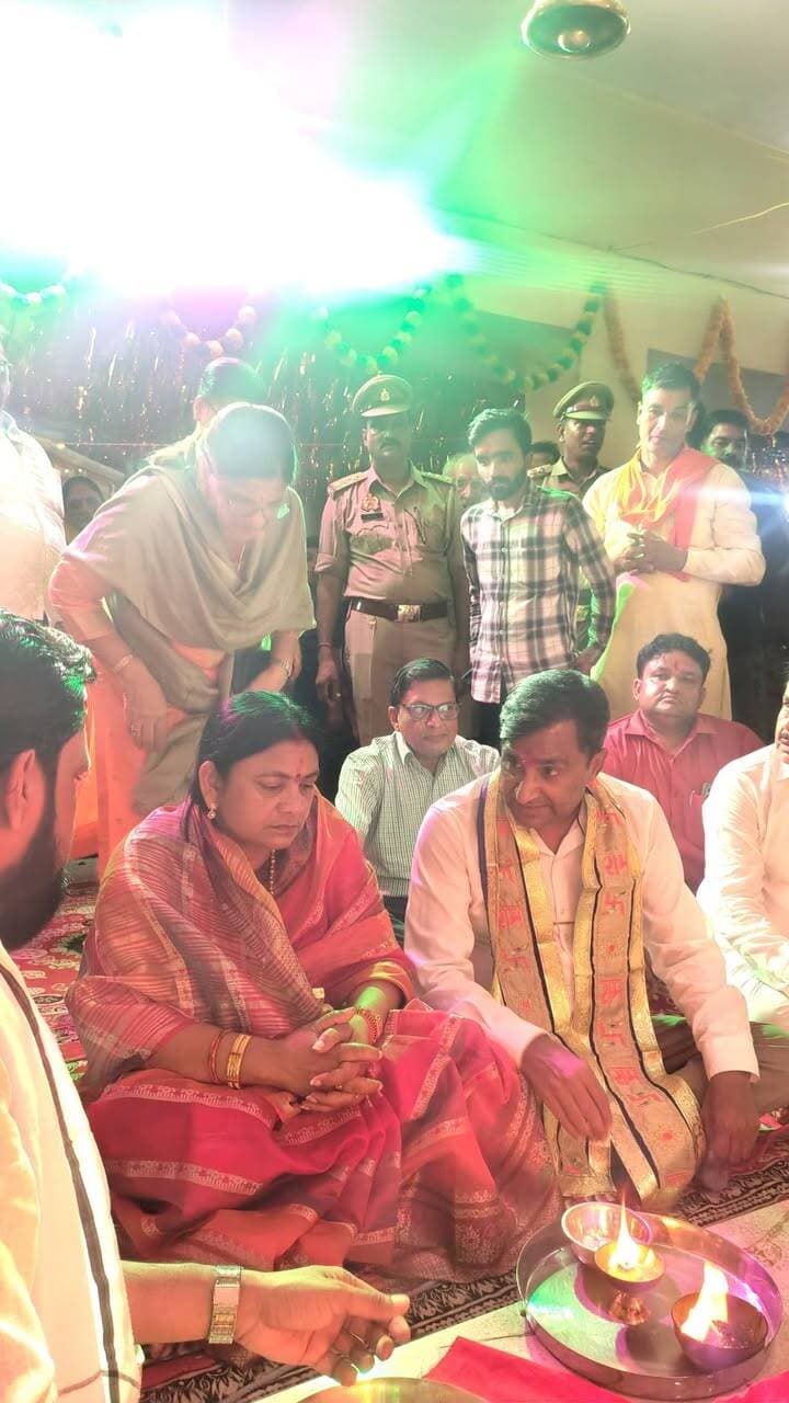 #तिलहर नगर के #बांके_बिहारी_मंदिर पर चल रहे #भगवान_गणेश_उत्सव में #विधायक_सलोना_कुशवाहा अपने पति #डॉ_राम सिंह #कुशवाहा के साथ #पहुंचकर #पूजन और #आरती में #शामिल_हुई।इस दौरान बालकिशन मराठा,प्रवीण मराठा विशाल रस्तोगी,नितिन गुप्ता गोपी मराठा,राघवेंद्र गुप्ता,व्यापार मंडल अध्यक्ष सौरभ गुप्ता(रवि )सुशील बाबू गुप्ता बबलू,धर्मवीर गंगवार,आशीष शर्मा,शशांक गुप्ता,विपिन मौर्य,अनुज राठौर आदि मौजूद रहे।