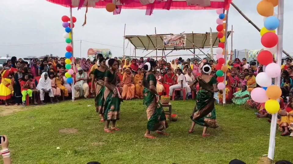 गोबिंदपुर अंचल सह प्रखंड क्षेत्र के तिलाबानी महतो टोला में विनोद बाबू–फूलमनी करम महोत्सव का हुआ शुभारंभ मुख्य अतिथि के रूप में बिहार सरकार के पथ परिवहन मंत्री हुए उपस्थित