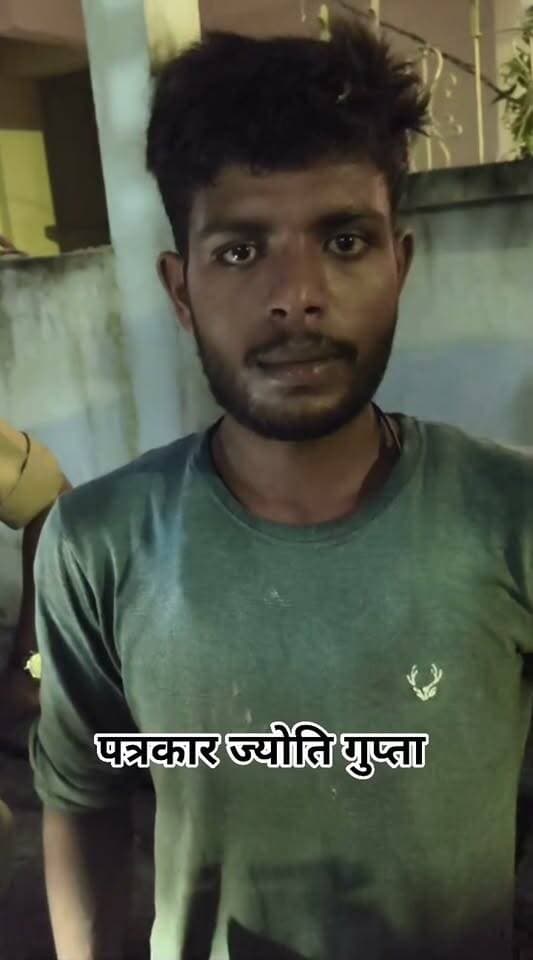 फतेहपुर जिले के सदर कोतवाली क्षेत्र के आईटीआई रोड के पास जलनिगम के द्वारा जिले में सीवर लाइन लाद रहे कर्मियों पर फायरिंग कर दौड़ा लिया जिसका वीडियो सोशल मीडिया को सुर्खियां बन गया। बताया जा रहा है कि सड़क में खुदाई के दौरान जगह जगह पर गड्ढे से परेशान होकर मजदूरों से गाली गलौज करते हुए असलहा लेकर दौड़ा लिया और फायरिंग कर दहशत फैला दिया। घटना के बाद मौके पर अफरा-तफरी मच गई। फायरिंग की सूचना मिलते ही कोतवाली पुलिस मौके पर पहुंची और घटनास्थल का जायजा लेते हुए मामले की जांच शुरू कर दी। पुलिस के अनुसार, घटना से जुड़े तथ्यों और आरोपों की जांच की जा रही है फायरिंग करने वाले व्यक्ति की तलाश की जा रही है। वहीं कार्य कर रहे मजूदर की माने तो वह लोग लाइन डालने का कार्य कर रहे थे तभी एक व्यक्ति गाली गलौज कर फायरिंग कर दिया।
बाईट - मजदूर