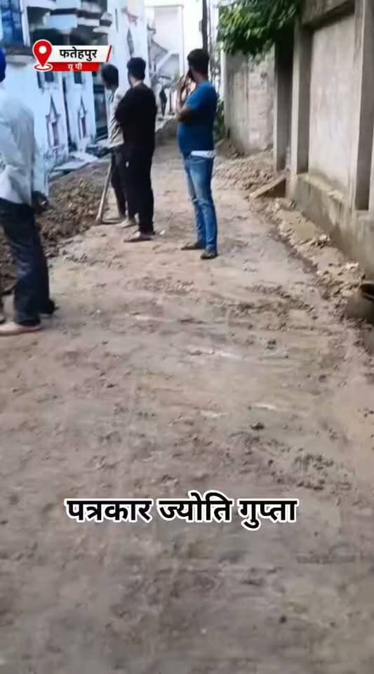 फतेहपुर जिले के सदर कोतवाली क्षेत्र के आईटीआई रोड के पास जलनिगम के द्वारा जिले में सीवर लाइन लाद रहे कर्मियों पर फायरिंग कर दौड़ा लिया जिसका वीडियो सोशल मीडिया को सुर्खियां बन गया। बताया जा रहा है कि सड़क में खुदाई के दौरान जगह जगह पर गड्ढे से परेशान होकर मजदूरों से गाली गलौज करते हुए असलहा लेकर दौड़ा लिया और फायरिंग कर दहशत फैला दिया। घटना के बाद मौके पर अफरा-तफरी मच गई। फायरिंग की सूचना मिलते ही कोतवाली पुलिस मौके पर पहुंची और घटनास्थल का जायजा लेते हुए मामले की जांच शुरू कर दी। पुलिस के अनुसार, घटना से जुड़े तथ्यों और आरोपों की जांच की जा रही है फायरिंग करने वाले व्यक्ति की तलाश की जा रही है। वहीं कार्य कर रहे मजूदर की माने तो वह लोग लाइन डालने का कार्य कर रहे थे तभी एक व्यक्ति गाली गलौज कर फायरिंग कर दिया।
बाईट - मजदूर