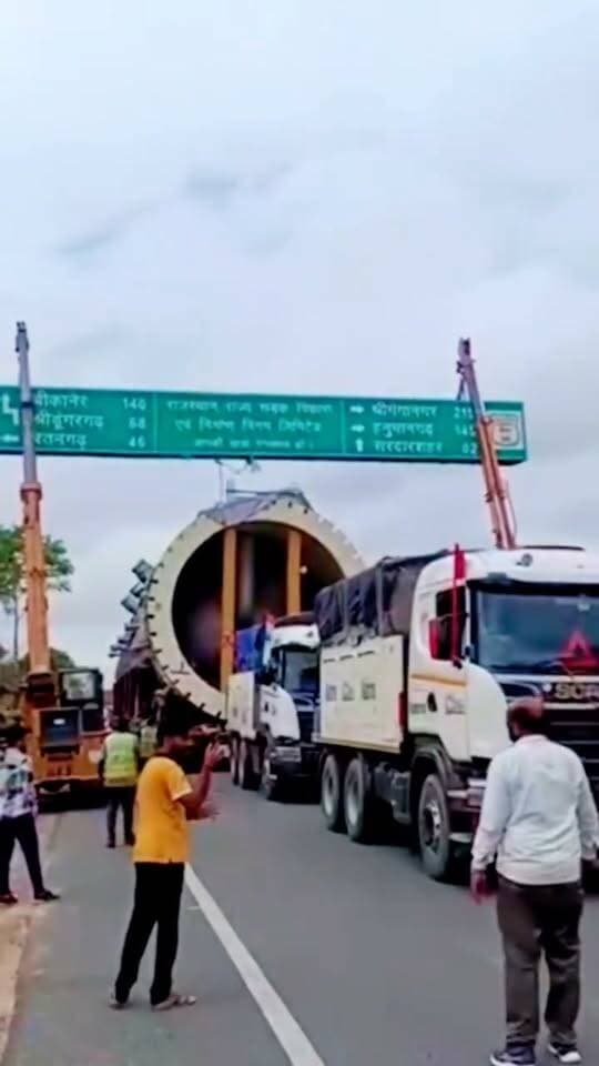 ये वायरल ट्रक कब तक अपने गंतव्य तक पहुंचेगी।इसका ड्राइवर भी परेशान होगा कि किस मुसीबत में फंस गए।
#facebookreels #nonfollowers #truck