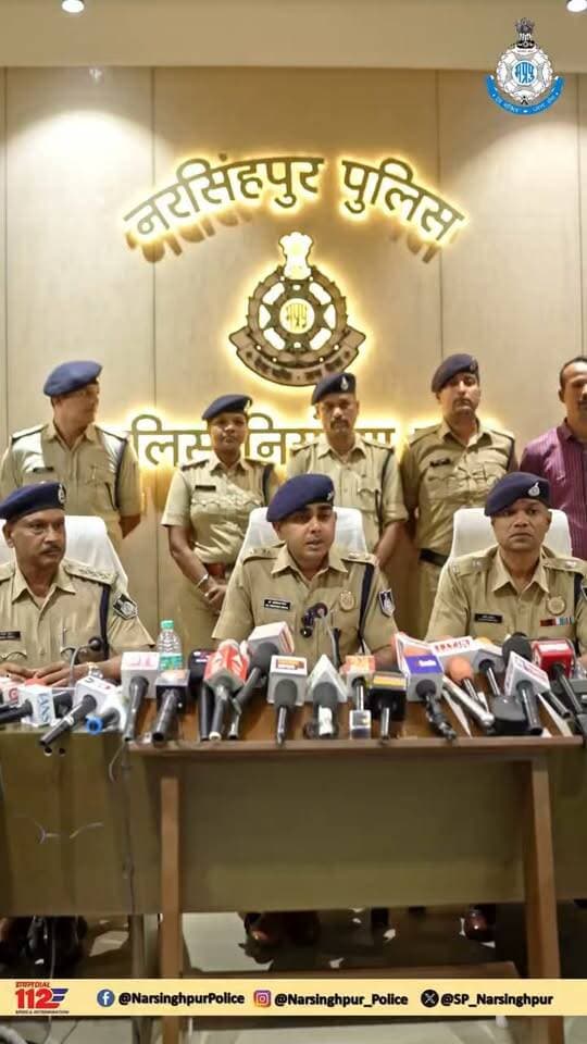 🔷नाबालिग बच्ची को झूठ बोलकर स्कूल से बुलाकर जंगल में दुष्कर्म के बाद ह*त्या , नरसिंहपुर पुलिस की रातभर चली कार्यवाही, आरोपी गिरफ्तार🔷
👉• बालिका की तलाश हेतु पुलिस अधीक्षक, डॉ. ऋषिकेश मीना ने रात मे ही स्वयं संभाली कमान, गठित हुईं विशेष टीमें।
👉• ग्राम एवं जंगल क्षेत्र में रातभर सघन सर्च अभियान चलाया गया।
👉• डॉग स्क्वॉड, तकनीकी टीम और वैज्ञानिक संसाधनों की सहायता ली गई।
👉• गहन सर्चिंग अभियान चलाकर देर रात झाड़ियों में बालिका का शव बरामद, दुष्कर्म के बाद की गई हत्या।
👉• करीब 50 पुलिसकर्मी एवं सैकडों गांव वालों की लगातार मेहनत से आरोपी की पहचान।
👉• पुलिस घेराबंदी के दौरान आरोपी अनिल यादव भागते वक़्त घायल , घटना में प्रयुक्त मोटरसाइकिल सहित गिरफ्तार।
#NarsinghpurPolice
#rishikeshmeenaips
#spnarsinghpur
#mppolice