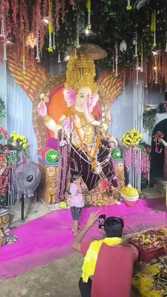 सुरसंड बाबा गरीब स्थान के प्रांगण स्थित गणपति पूजनोत्सव के आज अंतिम दिन श्रद्धालुओं की के भीड़