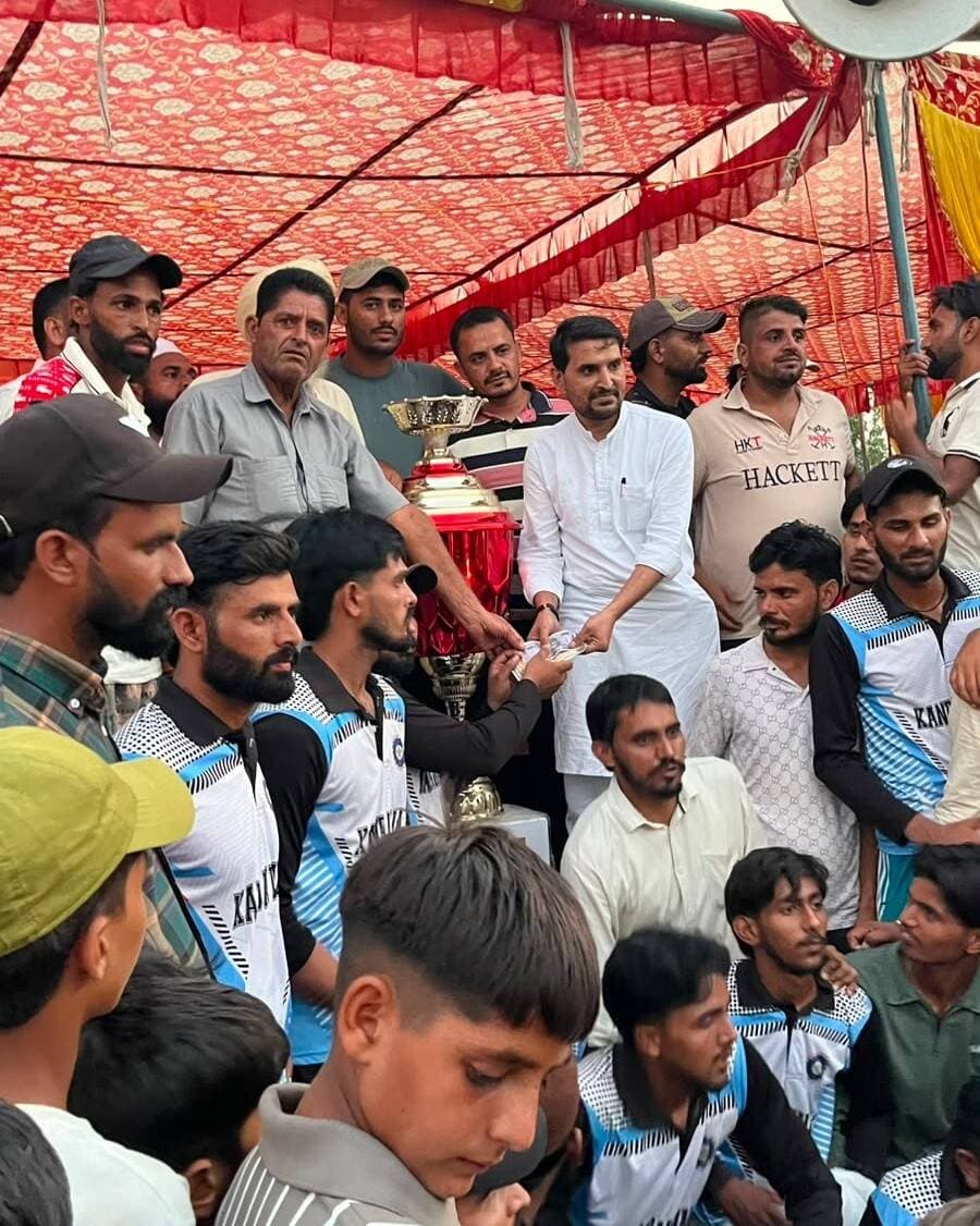 🏆 नानडी क्लब टूर्नामेंट में पहुंचे जिला पार्षद अहमद अली, खिलाड़ियों को नशे से दूर रहने का संदेश युवा खिलाड़ियों से खेलों को अपनाने की अपील, टूर्नामेंट कमेटी ने किया सम्मान
यमुनानगर। (राष्ट्रीय कदम) ब्यूरो: गांव नानडी में आयोजित क्लब टूर्नामेंट में जिला पार्षद सदस्य एवं वार्ड नंबर-3 से भाई अहमद अली ने शिरकत की। इस दौरान उन्होंने युवा खिलाड़ियों से मुलाकात कर उनका उत्साह बढ़ाया। अहमद अली ने खिलाड़ियों को संदेश देते हुए कहा कि युवा नशे से दूर रहें और अपना समय खेल-कूद व सकारात्मक गतिविधियों में लगाएं। उन्होंने कहा कि खेल न केवल शरीर को स्वस्थ रखते हैं, बल्कि युवाओं को अनुशासन और टीम भावना से जोड़ने में भी महत्वपूर्ण भूमिका निभाते हैं। इस अवसर पर टूर्नामेंट कमेटी की ओर से अहमद अली का स्वागत एवं सम्मान किया गया। अहमद अली ने आयोजन समिति का मान-सम्मान और आमंत्रण के लिए आभार जताया।
🏆 युवा खेलें, आगे बढ़ें और नशे से दूर रहें—यही स्वस्थ समाज की पहचान है।