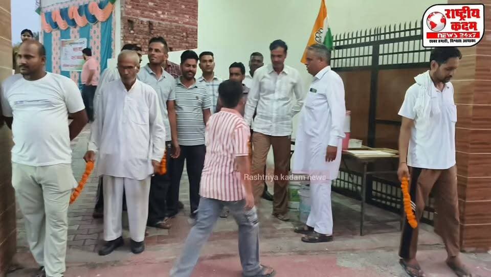🔥 देवधर में चौ. आर्यन गुर्जर का जोरदार जनसंपर्क, काफिले के साथ पहुंचे तो गांव में छा गई राजनीतिक चर्चा। सैकड़ों मौजिज लोगों ने मुलाकात कर दिया आशीर्वाद। यूथ कांग्रेस जिला अध्यक्ष चुनाव में बढ़ती सरगर्मियों के बीच आर्यन गुर्जर की सक्रियता बनी चर्चा का विषय। 👀🔥
पूर्व विधायक एवं गुर्जर समाज के चौधरी अर्जुन सिंह को अपना राजनीतिक गुरु बताते हैं आर्यन गुर्जर।