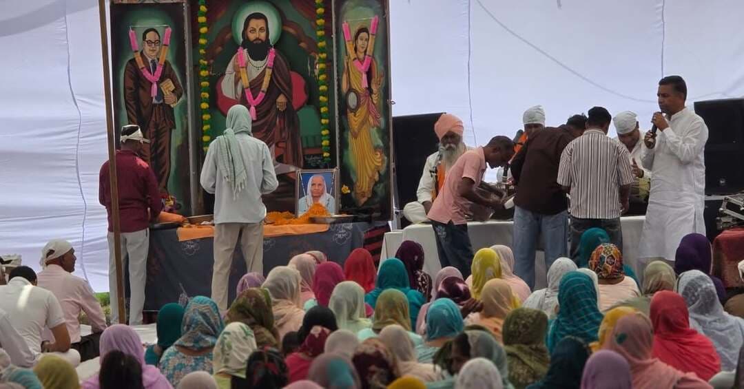 साढ़ौरा में अपनों के बीच पहुंचे बसपा के पूर्व प्रत्याशी बृजपाल छप्पर, सुख-दुख में हुए शामिल
20 सितंबर को विभिन्न गांवों में पहुंचकर सामाजिक कार्यक्रमों में की शिरकत, लोगों से की मुलाकात
साढ़ौरा।(राष्ट्रीय कदम) ब्यूरो: बसपा के पूर्व प्रत्याशी बृजपाल छप्पर ने 20 सितंबर को साढ़ौरा विधानसभा क्षेत्र के विभिन्न गांवों का दौरा किया। इस दौरान उन्होंने लोगों के बीच पहुंचकर उनके सुख-दुख में शामिल होने के साथ-साथ विभिन्न सामाजिक कार्यक्रमों में शिरकत की। बृजपाल छप्पर ने खनपुरा, जागधौली, अजीजपुर, नगला जागीर, नवाशहर, चौराही, धनौरा, साढ़ौरा, मछरोली और पाबनी सहित कई गांवों में पहुंचकर स्थानीय लोगों से मुलाकात की और उनका हालचाल जाना। इस दौरान उन्होंने ग्रामीणों के साथ सामाजिक मुद्दों और क्षेत्र की विभिन्न गतिविधियों को लेकर भी बातचीत की। लोगों के सुख-दुख में शामिल होने और लगातार क्षेत्र में संपर्क बनाए रखने को लेकर समर्थकों में भी उत्साह देखने को मिला।
बृजपाल छप्पर ने कहा कि क्षेत्र के लोगों के बीच रहना और उनके सुख-दुख में साथ खड़ा होना उनकी प्राथमिकता है। उन्होंने कहा कि सामाजिक रिश्ते और लोगों का विश्वास ही उनकी सबसे बड़ी ताकत हैं।