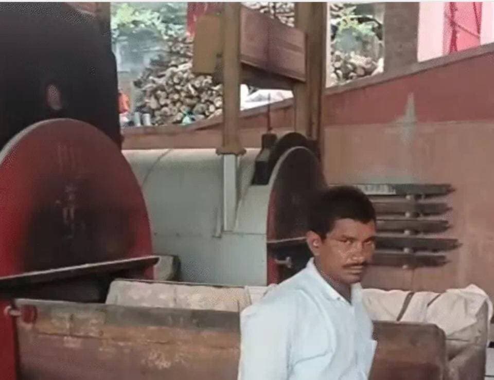 शव की जगह परिजनों को सौंप दी दूसरी लाश, अंतिम संस्कार को भेज दिया बीगन दास का शव
गया, मगध मेडिकल कॉलेज एवं अस्पताल में शवों के रखरखाव और पहचान को लेकर गंभीर लापरवाही का मामला सामने आया है। गुरारू थाना क्षेत्र के बर्मा गांव निवासी करीब 60 वर्षीय बीगन दास की मौत के बाद पोस्टमार्टम हाउस से उनके स्वजन को किसी दूसरे व्यक्ति का शव सौंप दिया गया। बाद में अस्पताल कर्मियों ने स्वजन को बताया कि बीगन दास के शव को लावारिस समझकर अंतिम संस्कार के लिए भेज दिया गया है। जानकारी मिलते ही स्वजन आनन-फानन में विष्णुपद स्थित श्मशान घाट पहुंचे, जहां एक शव का अंतिम संस्कार किया जा रहा था। घटना को लेकर स्वजन ने अस्पताल प्रबंधन और पुलिस से कार्रवाई की मांग की है।
बताया जाता है कि बीगन दास शुक्रवार तड़के करीब 3:30 बजे बकरियां चराने के लिए घर से निकले थे। इसी दौरान सड़क किनारे एक अज्ञात चार पहिया वाहन ने उन्हें टक्कर मार दी। हादसे में गंभीर रूप से घायल बीगन को राहगीरों ने गुरारू पीएचसी पहुंचाया। प्राथमिक उपचार के बाद उन्हें मगध मेडिकल कॉलेज एवं अस्पताल रेफर कर दिया गया। स्वजन शाम करीब सात बजे उन्हें अस्पताल लेकर पहुंचे। इलाज के दौरान करीब एक घंटे बाद उनकी मौत हो गई।
रातभर मॉर्चरी के पास रहे स्वजन
स्वजन के अनुसार, चिकित्सकों ने पोस्टमार्टम कराने की बात कही थी। आवश्यक कागजी प्रक्रिया पूरी करने के बाद शव को मॉर्चरी में रखवा दिया गया। स्वजन रातभर अस्पताल में ही शव की रखवाली करते रहे। अगले दिन करीब 10 बजे शव को पोस्टमार्टम हाउस में जमा कराया गया। पोस्टमार्टम की प्रक्रिया पूरी होने के बाद जब स्वजन शव लेने पहुंचे तो उन्हें बीगन दास की जगह दूसरे व्यक्ति का शव सौंप दिया गया। चेहरे से कपड़ा हटाने पर स्वजन ने शव की पहचान से इनकार कर दिया।
'आपके स्वजन का शव तो जला दिया गया'
स्वजन ने जब बीगन दास के शव के बारे में अस्पताल कर्मियों से जानकारी मांगी तो उन्हें कथित तौर पर बताया गया कि शव को लावारिस समझकर अंतिम संस्कार के लिए भेज दिया गया है। यह सुनकर स्वजन के बीच अफरातफरी मच गई। वे निजी वाहन से विष्णुपद स्थित श्मशान घाट पहुंचे। वहां एक शव की चिता जल रही थी। स्वजन ने चिता की पहचान को लेकर आपत्ति जताई और शव को सुरक्षित करने की कोशिश की।
पूर्व विधायक ने अधिकारियों को दी सूचना
मामले की जानकारी जहानाबाद के मखदुमपुर के पूर्व विधायक सतीश दास को मिली। उन्होंने संबंधित अधिकारियों को घटना की जानकारी दी। इसके बाद पुलिस ने स्वजन से आवेदन देने को कहा। स्वजन ने अस्पताल प्रबंधन और मगध मेडिकल थाना में शिकायत देकर मामले की जांच और दोषियों पर कार्रवाई की मांग की है।
प्राचार्य ने कहा- कर्मचारियों ने स्वीकार की चूक
मगध मेडिकल कॉलेज की प्राचार्य लता द्विवेदी ने बताया कि उन्हें मामले की जानकारी मिली है। अस्पताल के कर्मचारियों ने अपनी गलती स्वीकार की है। उन्होंने कहा कि लावारिस शव को ले जाने और अंतिम संस्कार कराने की जिम्मेदारी पुलिस की होती है। शव की पहचान में कहां चूक हुई और किस स्तर पर लापरवाही हुई, इसकी जांच की जाएगी। उन्होंने बताया कि सोमवार को वापस आने के बाद मामले में जांच बैठाई जाएगी और जांच के आधार पर आगे की कार्रवाई होगी।
शव प्रबंधन व्यवस्था पर उठे सवाल
घटना के बाद अस्पताल में शवों की पहचान, टैगिंग और रिकॉर्ड रखने की व्यवस्था पर सवाल उठ रहे हैं। स्वजन का कहना है कि यदि शवों की पहचान के लिए उचित व्यवस्था और रिकॉर्ड मौजूद था तो एक व्यक्ति का शव दूसरे के रूप में कैसे सौंप दिया गया। मामले की जांच के बाद ही स्पष्ट होगा कि शव की अदला-बदली किस स्तर पर हुई और लावारिस शव को अंतिम संस्कार के लिए भेजने की प्रक्रिया में कहां चूक हुई।
#ArwalNews #CrimeNews #jehanabad #बिहारन्यूज़ #jehanabadlive #वीडियोवायरल #डायल112 #jahanabadlive #जहानाबादलाइव #गयाजी #गयान्यूज़