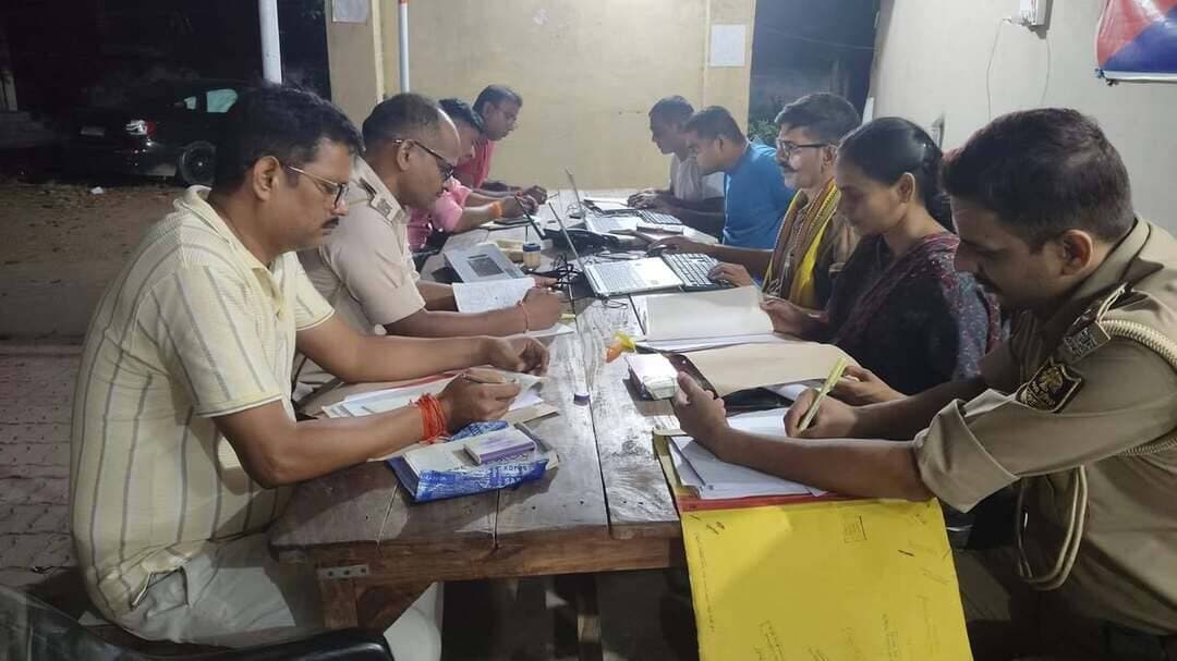 रात में थानों में चला विशेष केस डायरी लेखन सत्र
जहानाबाद : पुलिस अधीक्षक कोटा किरण कुमार के निर्देश पर शनिवार की रात जिले के सभी थाना परिसरों में विशेष केस डायरी लेखन सत्र आयोजित किया गया। थानाध्यक्षों के नेतृत्व में अनुसंधानकर्ताओं ने लंबित कांडों से संबंधित केस डायरी को अद्यतन करने के साथ अनुसंधान की प्रगति की समीक्षा की।
सत्र का उद्देश्य अनुसंधान की गुणवत्ता में सुधार, लंबित कांडों के त्वरित निष्पादन में तेजी लाना तथा केस डायरी लेखन के दौरान आने वाली व्यावहारिक कठिनाइयों का मौके पर समाधान करना था। इस दौरान अनुसंधानकर्ताओं को आवश्यक दिशा-निर्देश भी दिए गए। पुलिस अधिकारियों ने कांडों के अनुसंधान में गुणवत्ता और समयबद्धता बनाए रखने पर जोर दिया।