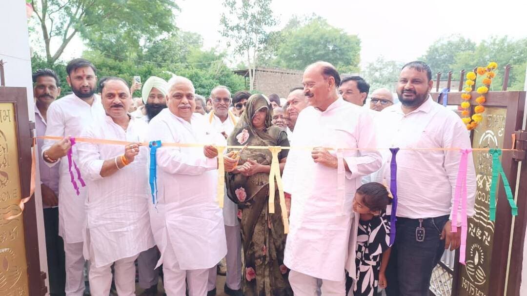 37 लाख के अटल सेवा सदन का लोकार्पण
सांसद निधि से बनने वाले सामुदायिक भवन का भूमिपूजन
4 करोड 12 लाख लागत की दो सडके भी लोकार्पित
-----
क्षेत्रीय सांसद श्री शिवमंगल सिंह तोमर द्वारा आज श्योपुर विकासखण्ड की ग्राम पंचायत मठेपुरा के ग्राम चौंडपुर में 37 लाख रूपये की लागत से नव निर्मित पंचायत भवन- अटल सेवा सदन का समारोहपूर्वक लोकार्पण किया गया।
संसद श्री तोमर ने लोकार्पण समारोह को संबोधित करते हुए कहा कि पंचायत भवन-अटल सेवा सदन के निर्माण से पंचायत के कार्यो में और अधिक गतिशीलता आयेगी, उन्होंने कहा कि शासन द्वारा ग्रामीण क्षेत्र में अधोसंरचनात्मक विकास की दिशा में सतत् रूप से कार्य किया जा रहा है।
इस अवसर पर जिला पंचायत अध्यक्ष श्रीमती गुड्डी बाई आदिवासी, सहरिया विकास प्राधिकरण के उपाध्यक्ष श्री सीताराम आदिवासी, जनपद अध्यक्ष श्रीमती रीना आशीष मीणा, भाजपा जिला अध्यक्ष श्री शशांक भूषण, पूर्व विधायक श्री दुर्गालाल विजय, श्री बृजराज सिंह चौहान, भाजपा प्रदेश कार्य समिति सदस्य श्री महावीर सिंह सिसौदिया, भाजपा के पूर्व जिला अध्यक्ष श्री सुरेन्द्र जाट, श्री अशोक गर्ग, जिला पंचायत उपाध्यक्ष श्री नीरज जाट, भाजपा जिला उपाध्यक्ष श्री लवली मीणा, भाजपा जिला महामंत्री श्री संजय अकोदिया, ग्राम पंचायत की सरपंच श्रीमती ललिता कमलेश बैरागी सहित ग्रामीण विकास विभाग के अधिकारी तथा अन्य जनप्रतिनिधि मौजूद रहें। इस अवसर पर सांसद श्री शिवमंगल सिंह तोमर द्वारा फीता काटकर पंचायत भवन का लोकार्पण किया गया। लोकार्पण समारोह को जिला पंचायत अध्यक्ष श्रीमती गुड्डी बाई आदिवासी, जनपद अध्यक्ष श्रीमती रीना आशीष मीणा एवं भाजपा जिला अध्यक्ष श्री शशांक भूषण द्वारा भी संबोधित किया गया।
इसके अलावा सांसद श्री शिवमंगल सिंह तोमर द्वारा आज ग्राम ढोढर में रामदेव जी मंदिर के पास सांसद निधि से बनने वाले नवीन सामुदायिक भवन का भूमिपूजन भी किया गया। सांसद श्री शिवमंगल सिंह तोमर द्वारा सामुदायिक भवन के निर्माण हेतु 7 लाख रूपये की राशि सांसद निधि से प्रदाय की गई है।
4 करोड 12 लाख लागत की दो सडके भी लोकार्पित
सांसद श्री शिवमंगल सिंह तोमर द्वारा ग्राम ढोढर में 4 करोड 12 लाख रूपये की लागत से निर्मित दो सडको का लोकार्पण भी किया गया। प्रधानमंत्री ग्राम सडक योजना अंतर्गत खोजीपुरा रेलवे स्टेशन से शालापत तक लागत 2.18 करोड एवं एल-106 ढोढर से नीमदा का सहराना तक लागत 1.94 करोड की सडके लोकार्पित की गई। इन सडको के निर्माण से क्षेत्रीय ग्रामीणों को सुलभ आवागमन की सुविधा मिलेगी।
2 करोड लागत की तीन सडको का भूमिपूजन
सांसद श्री शिवमंगल सिंह तोमर द्वारा इस अवसर पर 2 करोड 40 हजार रूपये लागत की तीन सडको के निर्माण हेतु भूमिपूजन भी किया गया। प्रधानमंत्री सडक योजना अंतर्गत 52 लाख की लागत से मेवाडा चकबमुलिया रोड से मोरपाल का सहराना तक, 1 करोड 20 हजार की लागत से मोरपाल सहराना रोड से झंडु का सहराना रोड तक तथा 50 लाख की लागत से झंडु का सहराना रोड से मथुरा का सहराना रोड तक सडक निर्माण कराया जायेगा।
लोकार्पण एवं भूमिपूजन कार्यक्रम के दौरान जिला पंचायत अध्यक्ष श्रीमती गुड्डी बाई आदिवासी, सहरिया विकास प्राधिकरण के उपाध्यक्ष श्री सीताराम आदिवासी, भाजपा जिला अध्यक्ष श्री शशांक भूषण, पूर्व विधायक श्री दुर्गालाल विजय, श्री बृजराज सिंह चौहान, भाजपा के पूर्व जिला अध्यक्ष श्री सुरेन्द्र जाट, श्री अशोक गर्ग, श्री कैलाशनारायण गुप्ता, सरपंच श्री नारायण गोयल सहित अन्य जनप्रतिनिधि तथा पीएमजीएसवाय के अधिकारी मौजूद रहें।
-
CM Madhya Pradesh
Jansampark Madhya Pradesh
#JansamparkMP
#sheopur
