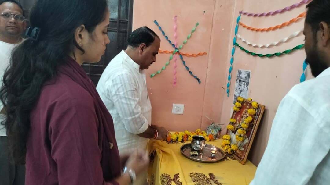 श्योपुर के युवा बढ़ायें हाथ, नशा मुक्त अभियान से जुड़े- श्री भूषण
कन्या परिसर ढेगदा में आयोजित हुआ कार्यक्रम
----
युवा कार्यक्रम एवं खेल मंत्रालय भारत सरकार द्वारा संचालित मेरा युवा भारत केंद्र श्योपुर द्वारा आज नशा मुक्ति युवा कार्यक्रम का आयोजन शासकीय कन्या परिसर ढेगदा में संपन्न हुआ। इस अवसर पर मुख्य अतिथि के रूप में भाजपा जिला अध्यक्ष श्री शशांक भूषण ने अपने संबोधन में कहा कि देश को नशा मुक्त बनाने और विकसित भारत के सपने को साकार करने के लिए अभियान से जुडे।
इस अवसर पर उन्होंने नशे के दुष्प्रभावों से अवगत कराते हुए युवाओं को मार्गदर्शन दिया कार्यक्रम में जिला युवा अधिकारी सुश्री विनीता चौधरी ने भी अपने विचार व्यक्त किये। कार्यक्रम के दौरान नशा मुक्ति विषय पर नुक्कड़ नाटक कार्यक्रम का आयोजन भी किया गया। माय भारत केंद्र की ओर से एनएसवी तन्वी दुबे, गणेश शर्मा, ईश्वर वैष्णव, मेघा राजोरिया, गायत्री राजोरिया एवं श्री शिवकुमार दोहरे उपस्थित रहे।
-
CM Madhya Pradesh
Jansampark Madhya Pradesh
#JansamparkMP
#sheopur
