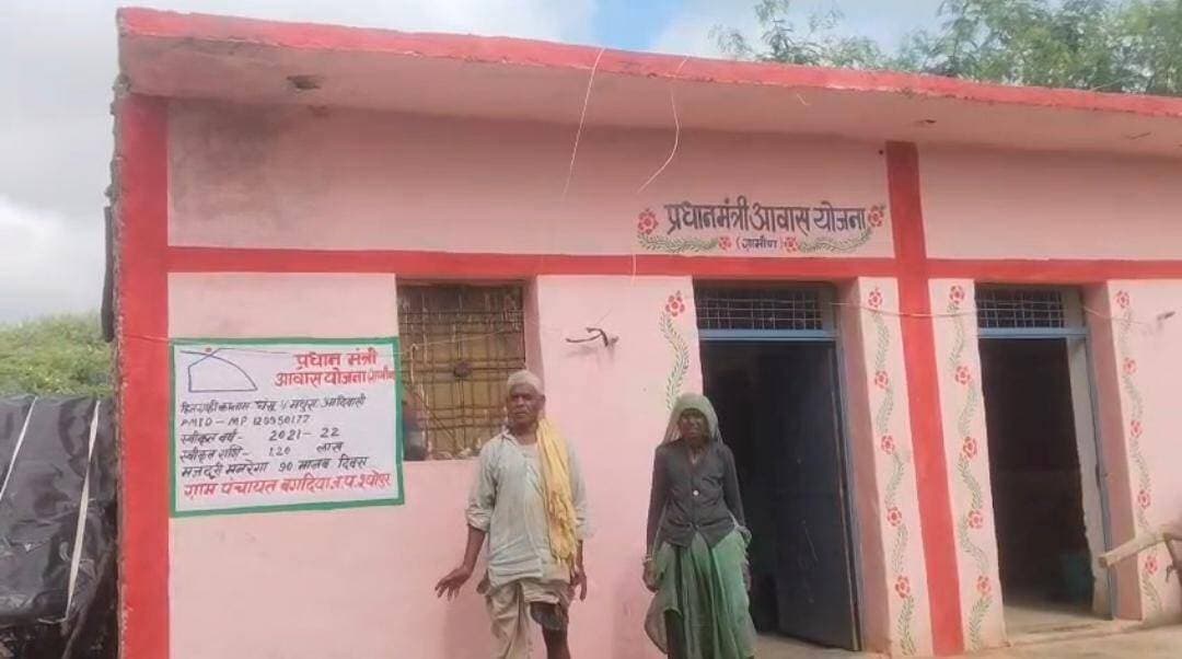 पीएम आवास योजना से साकार हो रहे पक्के मकान के सपने
सेवा संकल्प अभियान -सेवा की कहानी
----
प्रधानमंत्री आवास योजना से श्योपुर जिल के हजारों लोगों को पक्की छत उपलब्ध हुई है, घास फूस और कच्ची पाटोर के घरों में रहने वाले हजारों लोगों के लिए पीएम आवास योजना वरदान साबित हुई है। पक्के घर बनने से उनके जीवन में कई बदलाव भी आये है, रहन-सहन के स्तर में सुधार हुआ है और बारिश, सर्दी, गर्मी के मौसम में रहवास की अनुकूलता उपलब्ध हुई है।
प्रधानमंत्री आवास योजना ग्रामीण ने जिले के कई ग्रामीण परिवारों को खुशियां प्रदान करने का कार्य किया है। कलेक्टर सुश्री शीला दाहिमा के नेतृत्व में पीएम आवास योजना अंतर्गत हितग्राहियों को सतत् रूप से आवास प्रदान करने का कार्य किया जा रहा है। पिछले पांच सालों में प्रधानमंत्री आवास एवं पीएम जनमन योजना के तहत 67 हजार से अधिक परिवारों को पक्के घर की सुविधा उपलब्ध कराई गई है। प्रधानमंत्री आवास योजना में 48 हजार 860 हितग्राही अभी तक लाभान्वित हो चुके है, बदलाव का यह दौर निरंतर जारी है।
श्योपुर विकासखण्ड के ग्राम बगदिया का एक ऐसा ही आदिवासी परिवार है, जिसे प्रधानमंत्री आवास योजना के तहत आवास का लाभ मिला है, हितग्राही श्री घंसू आदिवासी पुत्र श्री मथुरा आदिवासी पक्के मकान की सौगात से काफी प्रंसन्न है। पहले पत्थर की पाटोर और मिट्टी की दीवारो से बनी छोटी सी झोपडी में परिवार सहित रह रहे घंसू को वर्षाकाल में काफी कठिनाईयों का सामना करना पडता था, कच्ची छत को बारिश से टपकने के लिए बचाने में पाल-पन्नी खरीदने पर अलग से पैसे खर्च करने पडते थे। कच्चा मकान होने से जहरीले जीव-जन्तुओ के काटने का खतरा भी हमेशा बना रहता था, आमदनी इतनी नही थी कि वह अपने परिवार के लिए पक्का घर बना सकें। कठिनाईयों के साथ जीवन यापन कर रहे, श्री घंसू आदिवासी को प्रधानमंत्री आवास योजना ग्रामीण से बडा सहारा मिला। योजना के तहत पात्र परिवारों को पक्के घर का लाभ दिये जाने की शासन की मंशा के अनुरूप घंसू आदिवासी को भी घर बनाने के लिए 1 लाख 20 हजार रूपये की राशि तीन किस्तो में मिली, जिससे उसने अपने परिवार के लिए साफ-सुथरा पक्का आवास बना लिया। किस्त के अलावा मनरेगा से 18 हजार 469 रूपये मजदूरी करने के अलग से मिले, जो उसने रंग-रोगन और मकान की साज-सज्जा पर खर्च कर मकान को आर्कषक बनाने का कार्य किया। अब वह अपनी पत्नि, बच्चों के साथ पक्के मकान में रहकर आनंदपूर्ण जीवन व्यतीत कर रहा है। श्री घंसू आदिवासी का पक्के मकान का सपना पूरा होने पर वे प्रधानमंत्री श्री नरेन्द्र मोदी जी का आभार व्यक्त करते हुए कहते है कि हम जैसे हजारों परिवारों को पक्के मकान में रहने का लाभ इस योजना के तहत मिला है।
-
CM Madhya Pradesh
Jansampark Madhya Pradesh
#JansamparkMP
#sheopur