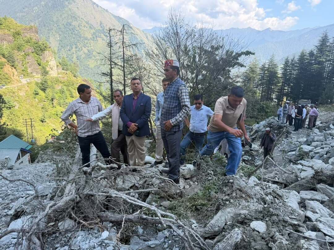 पार्वती परियोजना की टनल में रिसाव पर प्रशासन ने शुरू की त्वरित कार्रवाई
कुल्लू। पार्वती जलविद्युत परियोजना की टनल से सैंज क्षेत्र की रैला पंचायत में एक स्थान पर हुए रिसाव का जिला प्रशासन ने तत्काल संज्ञान लेते हुए आवश्यक कार्रवाई शुरू कर दी है।
कार्यवाहक उपायुक्त एवं अतिरिक्त जिला दंडाधिकारी सुरजीत सिंह राठौर ने बताया कि घटना की सूचना मिलते ही उपमंडलाधिकारी (नागरिक), बंजार तथा एनएचपीसी पार्वती परियोजना के महाप्रबंधक सहित संबंधित अधिकारियों को मौके पर पहुंचकर स्थिति का जायजा लेने के निर्देश दिए गए। अधिकारियों की टीम मौके पर पहुंचकर स्थिति का आकलन कर रही है।
उन्होंने बताया कि प्राथमिक स्तर पर टनल से हो रहे रिसाव को पूरी तरह रोक लिया गया है। रिसाव के कारण जमा हुए मलबे को हटाने के लिए मौके पर आवश्यक मशीनरी तैनात कर दी गई है।
एडीएम ने बताया कि प्रशासन द्वारा स्थानीय परिस्थितियों पर लगातार नजर रखी जा रही है। संबंधित अधिकारियों को प्रभावित क्षेत्र के लोगों की समस्याओं का प्राथमिकता के आधार पर त्वरित समाधान सुनिश्चित करने तथा रिसाव से हुई संभावित क्षति का आकलन करने के निर्देश दिए गए हैं।
उन्होंने कहा कि मौके के निरीक्षण के बाद एसडीएम बंजार पूरे मामले की विस्तृत एवं तथ्यात्मक रिपोर्ट उपायुक्त को सौंपेंगे। रिपोर्ट के आधार पर क्षति और अन्य संबंधित पहलुओं का आकलन करते हुए आवश्यक आगामी कार्रवाई अमल में लाई जाएगी।
जिला प्रशासन ने संबंधित अधिकारियों को स्थिति की निरंतर निगरानी करने तथा स्थानीय लोगों से समन्वय बनाए रखने के भी निर्देश दिए हैं।