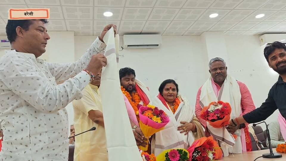 भजनों और जयकारों से राधामय हुआ श्री हरि मंदिर परिसर, भक्तिभाव से मना श्री राधा रानी का प्राकट्योत्सव
BareillyLive : श्री हरि मंदिर में चल रहे 66वें भक्ति ज्ञान वार्षिक श्रीकृष्ण जन्माष्टमी एवं श्री राधाष्टमी महोत्सव का समापन धार्मिक एवं सांस्कृतिक कार्यक्रमों के साथ हुआ। इस अवसर पर मंदिर परिसर में श्रद्धालुओं की भारी भीड़ उमड़ी। राधा रानी के प्राकट्य महोत्सव पर मंदिर परिसर भक्ति, भजनों और जयकारों से गूंज उठा।
कार्यक्रम में पंडित श्री रामदेव शास्त्री ने श्री राधा नाम की महिमा का वर्णन करते हुए श्रद्धालुओं को सत्संग की गंगा में गोता लगवाया। पानीपत से पधारीं परम श्रद्धेय श्री श्री 108 श्रीमती कांता देवी हरमिलापी महाराज ने अपने प्रवचन में कहा कि प्रभु का सहारा ही सबसे प्यारा है।
उन्होंने कहा कि संसार से जुड़ने पर मनुष्य को दुखों का सामना करना पड़ता है, जबकि भगवान का बन जाने पर सुख-दुख में कोई अंतर नहीं रह जाता। भगवान के चरणों की अनुभूति ही जीवन का वास्तविक कल्याण है।