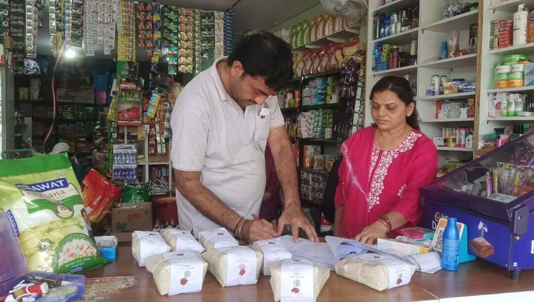 खाद्य सुरक्षा विभाग की कार्यवाई, मिलावट की शंका पर बूंदी लड्डू, सेव एवं अन्य खाद्य पदार्थ के नमूने लिए गए
खाद्य सुरक्षा अधिकारी ज्योति बघेल खाद्य एवं औषधि प्रशासन रतलाम द्वारा सैनी श्री नमकीन एवं मिष्ठान पिपलोदा रोड जावरा का निरीक्षण कर नमूना की कार्रवाई की गई। मौके पर मिलावट की शंका के आधार पर बूंदी लड्डू एवं सेव के नमूने लिए गए। साथ ही खाद्य लाइसेंस डिस्प्ले करने एवं साफ-सफाई रखने हेतु निर्देशित किया गया।
इसी प्रकार समृद्धि सुपरमार्ट पिपलोदा रोड जावरा से अनमोल कोरिएंडर पाउडर तथा मूंगफली दाना के नमूने जांच हेतु लिए गए। आदेश ट्रेडर्स 24 आजाद चौक जावरा से डबल तेजा लाल मिर्च का नमूना लिया गया।
लिए गए पांचो नमूने परीक्षण हेतु राज्य खाद्य परीक्षण प्रयोगशाला भोपाल भेजे गए है। जांच रिपोर्ट प्राप्त होने के पश्चात आगामी कार्रवाई की जाएगी।
#jansampark #ratlam
#madhyapradesh