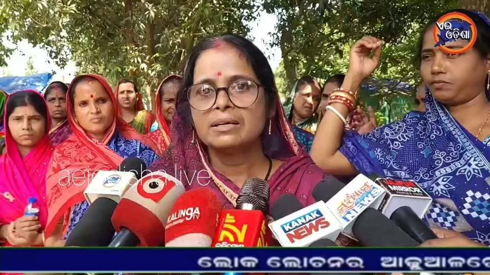 #ଚୋରା_ମଦକୁ_ବିରୋଧ
ପୋଲିସର ନିଷ୍କ୍ରିୟତା ର ପ୍ରତିବାଦରେ ଅଂଟା ଭିଡ଼ିଲେ ମହିଳା। ବେଆଇନ ମଦ ଦୋକାନ ସମ୍ମୁଖରେ କଲେ ହଟ୍ଟଗୋଳ।ଯାଜପୁର ବ୍ଲକ ବିଚିତ୍ରପୁର ପଂଚାୟତରୁ ଏଭଳି ଚିତ୍ର ସାମ୍ନାକୁ ଆସିଛି। ପଂଚାୟତ କାର୍ଯ୍ୟାଳୟ ନିକଟରେ ଥିବା ଏକ ଦୋକାନ ଗୃହ ଓ ଜେନାସାହିରେ ଥିବା ଜନୈକ ବ୍ୟକ୍ତିଙ୍କ ଘରେ ଦୀର୍ଘ ଦିନ ହେବ ବେଆଇନ ମଦ ବିକ୍ରି ହୋଇ ଆସୁଛି। ଗାଁରେ ମଦ ପିଇ ଲୋକ ମାନେ ଏକ ଅଶାନ୍ତିର ପରିବେଶ ସୃଷ୍ଟି କରିବା ସହ ଘରେ ମହିଳାଙ୍କ ଉପରେ ଅତ୍ୟାଚାର କରୁଥିଲେ। ଯାହାକୁ ନେଇ ବହୁବାର ପୋଲିସକୁ ଜଣାଇଥିଲେ ମଧ୍ୟ କୌଣସି ସୁଫଳ ନ ମିଳିବାରୁ ଆଜି ଗ୍ରାମର ମହିଳା ମହାସଂଘର ମହିଳା ମାନେ ଏକତ୍ରିତ ହୋଇ ବେଆଇନ ମଦ ବିକ୍ରି ହେଉଥିବା ସ୍ଥାନରେ ହୋହଲା କରିବା ସହ ସମ୍ପୃକ୍ତ ଦୋକାନୀ ମାନଙ୍କୁ ମଦ ବିକ୍ରି ନ କରିବାକୁ ଚେତାବନୀ ଦେଇଥିଲେ।
#lntvnetwork #JajpurNews #jajpurkhabar #Aeiodisha