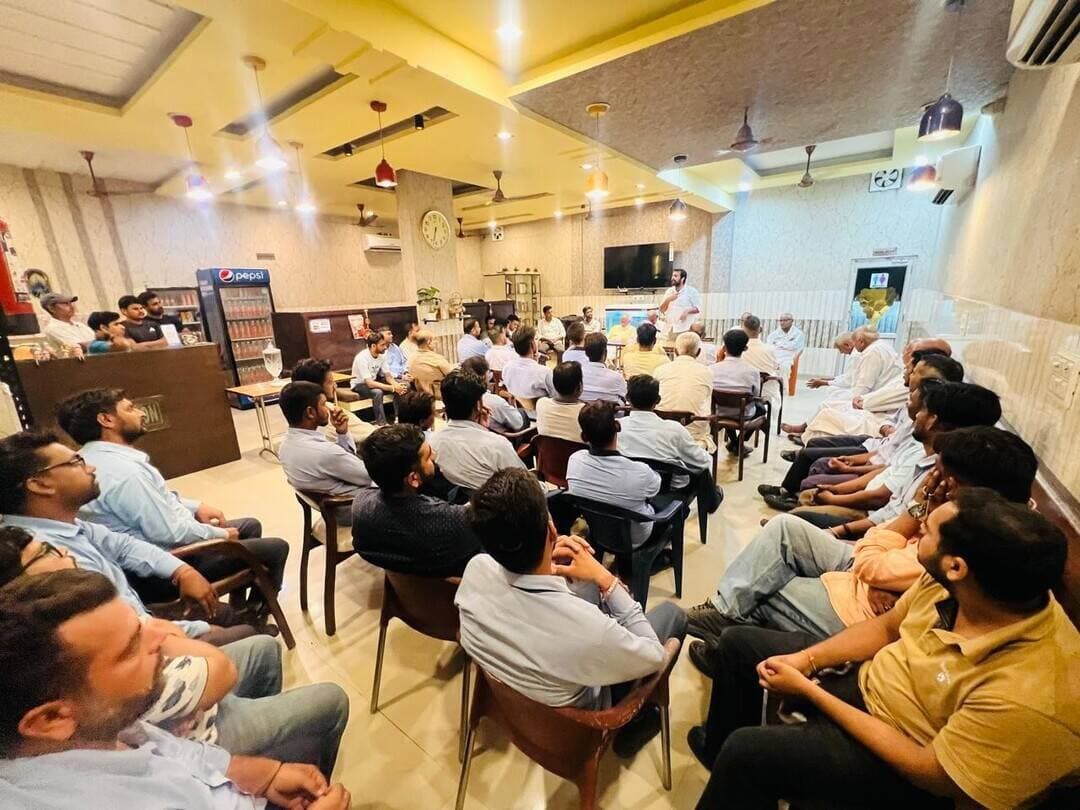 ISGEC ENGINEERING नंदपुरा के कर्मचारियों ने कांग्रेस को दिया समर्थन, उमेश बुबका ने जताया आभार
नंदपुरा। ISGEC ENGINEERING नंदपुरा में कार्यरत कई कर्मचारियों ने कांग्रेस पार्टी के साथ जुड़कर उमेश बुबका को अपना समर्थन देने की घोषणा की। इस अवसर पर उमेश बुबका ने सभी कर्मचारियों और समर्थकों का दिल की गहराइयों से धन्यवाद एवं आभार व्यक्त किया।
उमेश बुबका ने कहा कि साथियों द्वारा दिए गए समर्थन और विश्वास के लिए वे हमेशा उनके आभारी रहेंगे। उन्होंने कहा कि भविष्य में क्षेत्र के लोगों के हक और जनहित से जुड़े हर मुद्दे पर वह अपने साथियों के साथ कंधे से कंधा मिलाकर मजबूती से खड़े रहेंगे।
उन्होंने कहा कि लोगों का विश्वास और सहयोग ही उनकी सबसे बड़ी ताकत है तथा क्षेत्र के विकास और जनहित के लिए निरंतर प्रयास जारी रहेंगे।
इस मौके पर पूर्व सरपंच गजे सिंह नंदपुरा, पूर्व सरपंच जगपाल धौरंग, सुरेश कांबोज नंदपुरा, करण नंदपुरा, हरिचंद नंदपुरा, नाथी राम नंदपुरा, मास्टर देशराज नंदपुरा, रघबीर नंबरदार, सलिंदर, कांशी राम, सोनू धौरंग, पप्पू धौरंग, विपिन धौरंग सहित अन्य लोग मौजूद रहे।