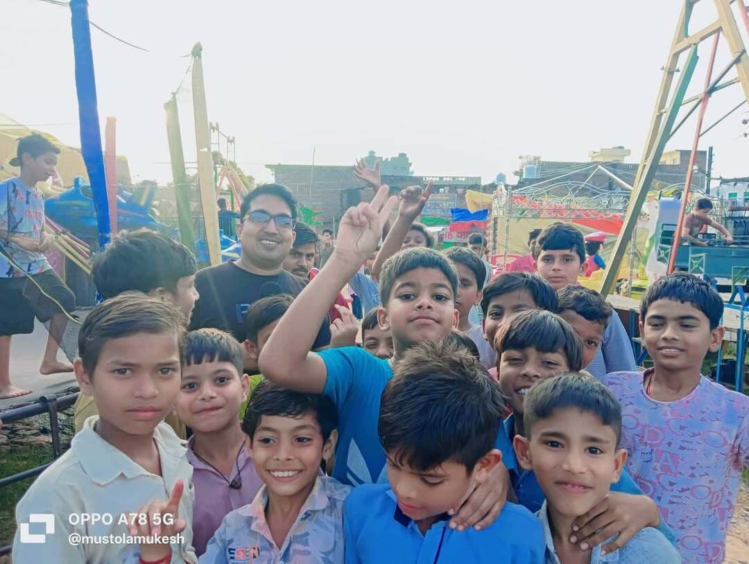 गोरमी नगर में जलविहार मेले के कवरेज के दौरान बच्चों के साथ मस्ती करते हुए ली गई एक फोटो आप सबको कैसी लगी..... #BhindNews #NewsUpdateNews