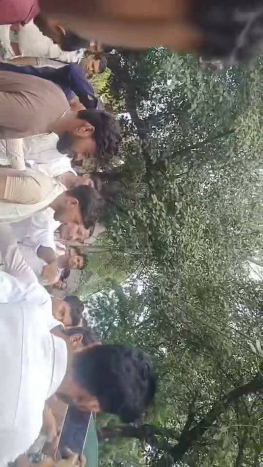 *यूजीसी बिल का समर्थन करने के लिए आंदोलन कर रहे ओबीसी समाज के लोग आपस में भिड़े*
*गोरमी थाना परिसर में हुआ विवाद एक दूसरे पर चले लात घूसे*
भिण्ड : जिला के अंतर्गत आने वाले गोरमी थाना परिसर में जमकर विवाद हो गया ओबीसी समाज के लोग आपस में ही बढ़ गए हम आपको बता दें ओबीसी समाज के लोग गोरमी नगर में यूजीसी बिल का समर्थन करने के लिए रैली निकाल रहे थे रेली निकालकर तहसीलदार को ज्ञापन देने वाले थे इसी दौरान वह किसी साल से लेकर चलते हैं गोरमी थाना परिसर में भी पहुंचे जहां दोनों पक्ष एक दूसरे को लेकर पहले कहा सुनी हुई उसके बाद जमकर लात घूसे चले, ओबीसी एससी एसटी एकता जिंदाबाद के नारे लगाने वाले लोग पल भर में ही एक दूसरे पर जानलेवा हमला करने लगे, गोरमी थाना प्रभारी आशुतोष शर्मा द्वारा दोनों ही पक्षो पर एफआईआर दर्ज कर दी गई,यह मामला गोरमी थाने का है नरवरिया और कुशवाह समाज में जमीन को लेकर विवाद हुआ,जिसको लेकर ओबीसी महासभा के प्रदेश प्रभारी जीतू लोधी कुशवाह समाज कि व्यक्ति पर एफ़आईआर कराने थाने पर धरने पर बैठे तभी कुशवाह समाज के लोग आ गए ओर जीतू लोधी के ख़िलाफ़ नारेबाजी करने लगे तभी जीतू लोधी के समर्थक भड़क गए और कुशवाह समाज के व्यक्ति के साथ मारपीट कर दी #fbpost #mehgaon #NewsUpdateNews #MadhyaPradesh #dainikudaysamachar #trendingchallenge #BhindNews #CrimeNews #bignews