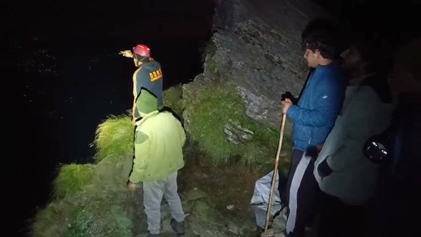 🚨 तुंगनाथ ट्रेक पर महिला के खाई में गिरने की सूचना से हड़कंप!
रुद्रप्रयाग के तुंगनाथ ट्रेक पर गणेश मंदिर के पास एक महिला के गहरी खाई में गिरने की सूचना से हड़कंप मच गया। रविवार शाम करीब 6:21 बजे घटना की सूचना जिला आपातकालीन परिचालन केंद्र को मिली।
सूचना मिलते ही DDRF और आपदा मित्र की टीमें मौके पर पहुंचीं और देर रात तक सर्च एवं रेस्क्यू अभियान चलाया गया। गहरी खाई और अंधेरा होने के कारण रात करीब 12:30 बजे अभियान स्थगित कर दिया गया।
🔴 आज फिर शुरू होगा सर्च एवं रेस्क्यू अभियान।
महिला की स्थिति समेत घटना की पूरी जानकारी अभियान के बाद ही स्पष्ट हो सकेगी।
#Rudraprayag #Tungnath #RescueOperation #Uttarakhand #BreakingNews #तुंगनाथ #रुद्रप्रयाग