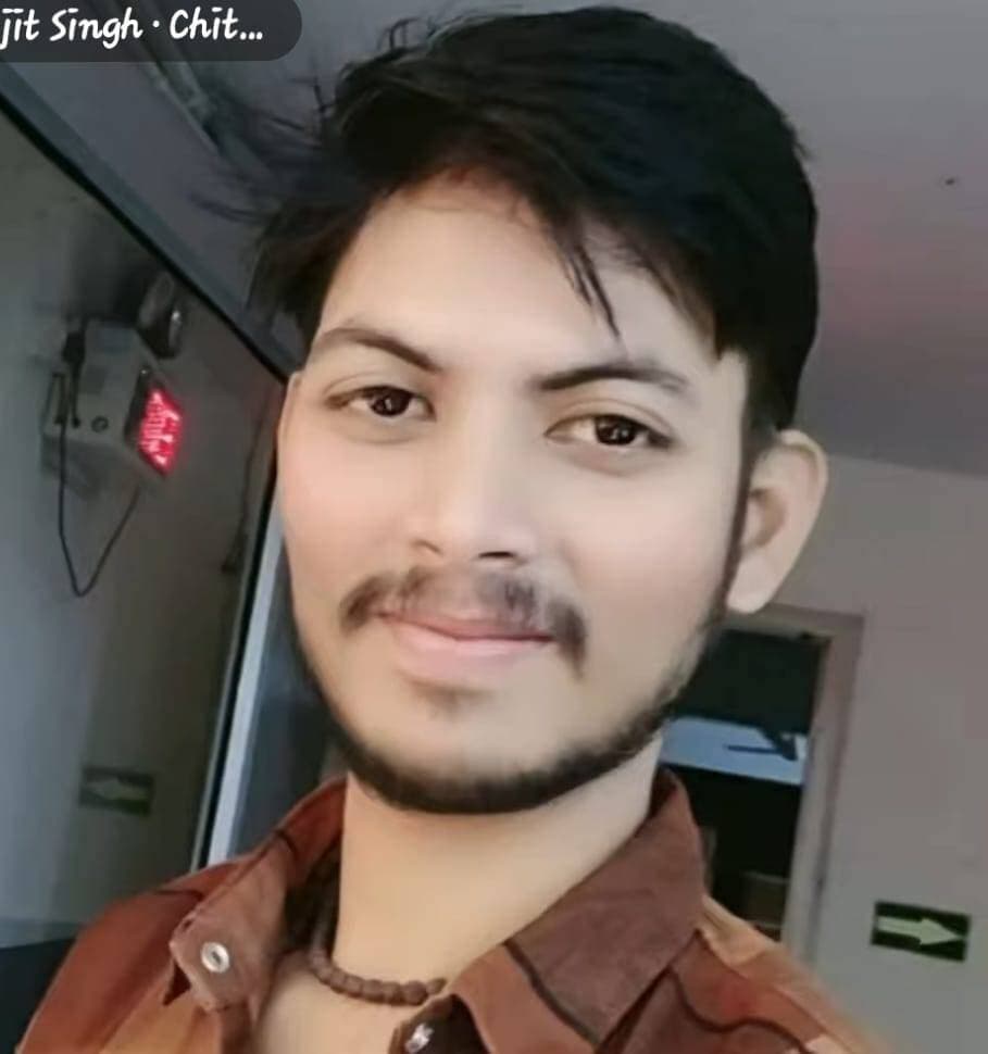 ससुरालीजनों से बातचीत के बाद तनाव में था युवक, सुबह पेड़ पर फंदे से लटका मिला
भाई ने मानसिक प्रताड़ना और आत्महत्या के लिए उकसाने का लगाया आरोप, पुलिस ने शुरू की जांच
अमृतपुर। कस्बा अमृतपुर में रविवार सुबह युवक की मौत से परिवार में कोहराम मच गया। विकास अवस्थी पुत्र स्वर्गीय रामानंद अवस्थी का शव घर के बाहर शहतूत के पेड़ पर फंदे से लटका मिला। सूचना मिलते ही थाना प्रभारी दर्शन सिंह सोलंकी पुलिस बल के साथ मौके पर पहुंचे और घटना की जानकारी ली। उपनिरीक्षक प्रताप सिंह ने पंचनामा की कार्रवाई के बाद शव को पोस्टमार्टम के लिए भेज दिया।
मृतक के भाई शेखर ने ससुरालीजनों पर गंभीर आरोप लगाए हैं। शेखर के मुताबिक विकास की शादी एक मार्च 2024 को बिलसड़िया, थाना कंपिल निवासी कुमकुम के साथ हुई थी। शादी के कुछ समय बाद से ही पति-पत्नी के बीच विवाद शुरू हो गया था। आरोप है कि जेवरों को लेकर भी विवाद चल रहा था और कुमकुम काफी समय अपने मायके में रहती थी।
परिजनों का आरोप है कि विकास के साथ कई बार कथित रूप से गाली-गलौज और धमकी दी गई। 19 सितंबर को भी ससुरालीजनों से फोन पर बातचीत हुई थी, जिसके बाद विकास तनाव में नजर आया था।
परिजनों के अनुसार, 19 सितंबर को परिवार के सदस्य अमृतपुर स्थित भारतदास बाबा मंदिर में राधाष्टमी कार्यक्रम में शामिल होने गए थे। विकास उस समय घर पर अकेला था। कार्यक्रम समाप्त होने के बाद जब परिवार के लोग घर लौटे तो विकास की मौत हो चुकी थी।
घटना के बाद मां लाली देवी का रो-रोकर बुरा हाल है। विकास चार भाइयों में दूसरे नंबर का था। उसकी तीन बहनों में दो की शादी हो चुकी है, जबकि बहन पल्लवी अविवाहित है। विकास की एक बेटी वंशिका भी है।
परिजनों ने ससुरालीजनों पर मानसिक प्रताड़ना और आत्महत्या के लिए उकसाने का आरोप लगाते हुए जांच और कार्रवाई की मांग की है। पुलिस ने शव पोस्टमार्टम के लिए भेज दिया है। अब पोस्टमार्टम रिपोर्ट और पुलिस जांच से ही घटना की परिस्थितियां स्पष्ट होंगी।
#अमृतपुर #फर्रुखाबाद #विकासअवस्थी #युवककीमौत #पुलिसजांच #परिजनोंकेआरोप #स्थानीयसमाचार #उत्तरप्रदेश