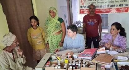 आरोग्य मेले में डॉक्टर व लैब सहायक नदारद, जांच-इलाज के लिए भटके मरीज
उन्नाव। जिले की 52 प्राथमिक स्वास्थ्य केंद्रों (पीएचसी) पर रविवार को आयोजित आरोग्य मेले में 1716 मरीज पहुंचे। वहीं, पुरवा के चमियानी और सफीपुर क्षेत्र के रूपपुर चंदेला पीएचसी में व्यवस्थाओं की कमी के कारण मरीजों को परेशानी का सामना करना पड़ा। चमियानी पीएचसी में लैब सहायक के मौजूद न होने से मरीजों की जांच नहीं हो सकी, जबकि रूपपुर चंदेला पीएचसी में प्रशिक्षु चिकित्सक के अनुपस्थित रहने से मरीजों को इलाज के लिए भटकना पड़ा।
चमियानी पीएचसी में लैब सहायक न होने के कारण जांच का काम प्रभावित रहा। वहीं, रूपपुर चंदेला में प्रशिक्षु डॉक्टर नंदिनी के अनुपस्थित रहने से मरीजों को चिकित्सकीय परामर्श नहीं मिल सका।
सीएमओ डॉ. अजय कुमार शर्मा ने बताया कि लैब सहायक की तैनाती के लिए शासन से पत्राचार किया गया है। प्रशिक्षु चिकित्सक के अनुपस्थित रहने पर उन्हें कारण बताओ नोटिस जारी किया गया है। संतोषजनक जवाब नहीं मिलने पर आगे की कार्रवाई की जाएगी।
1716 मरीज पहुंचे, बुखार के सबसे ज्यादा मामले
आरोग्य मेले में कुल 1716 मरीजों का उपचार किया गया। इनमें अधिकांश मरीज संक्रामक बीमारियों से पीड़ित रहे। कोविड हेल्प डेस्क पर 257, बुखार के 351, पेट संबंधी रोगों के 188 और चर्म रोग के 225 मरीज पहुंचे।
मलेरिया की जांच के लिए 139 लोगों के नमूने लिए गए। सभी की रिपोर्ट निगेटिव आई। मरीजों की संख्या बढ़ने से पैरासीटामाल, एजिथ्रोमाइसिन, मेट्रोजिल और नॉरफ्लॉक्स जैसी दवाओं की खपत भी तेजी से बढ़ी।