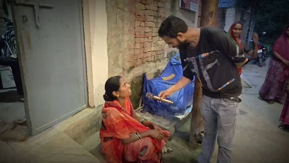 मौत को दावत दे रहा जर्जर बिजली का खंभा! ⚡
गोरखपुर के वार्ड नंबर-41, माधवपुर में आधे से ज्यादा टूट चुका बिजली का खंभा महज सहारे पर टिका हुआ है। 😱
ग्रामीणों का आरोप है कि कई बार शिकायत के बावजूद सिर्फ फोटो खींचकर आश्वासन दिया गया, लेकिन अब तक जर्जर पोल को नहीं बदला गया। नाराज ग्रामीणों ने विद्युत विभाग के खिलाफ प्रदर्शन कर तत्काल नया खंभा लगाने की मांग की है।
सवाल बड़ा है—हादसा होने का इंतजार क्यों?
किसी अनहोनी से पहले जिम्मेदार विभाग कब करेगा कार्रवाई?
#Gorakhpur #GorakhpurNews #Madhavpur #BijliVibhag #ElectricPole #BreakingNews #ViralNews #UPNews #GorakhpurLive #जनसमस्या #विद्युतविभाग #ग्रामीणोंकाप्रदर्शन #जर्जरखंभा #हादसेकाइंतजार #ViralPost #NewsUpdate