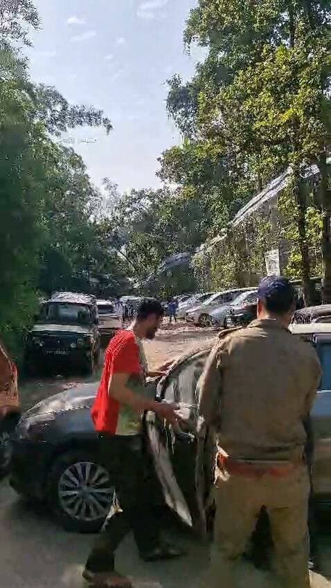 देहरादून
देहरादून जू में पार्किंग स्थल पर खड़ी गाड़ी में लगी आग,
आग लगने से पर्यटकों में मची भगदड़,
पुलिस ओर फॉरेस्ट विभाग के कर्मियों ने त्वरित गति से पर्यटकों को निकाला सुरक्षित,