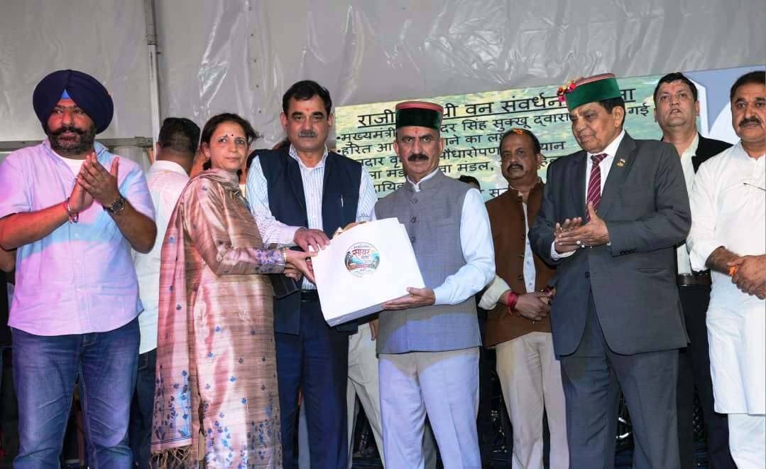 तीन माह के भीतर सीबीएसई स्कूलों में 2,000 शिक्षकों की होगी नियुक्तिः मुख्यमंत्री
भ्रष्टाचार पर अंकुश लगाकर 3,000 करोड़ रुपये की बचतः मुख्यमंत्री
मुख्यमंत्री ने अर्की में राज्य स्तरीय सायर मेले के समापन समारोह में की शिरकत
मुख्यमंत्री ठाकुर सुखविन्द्र सिंह सुक्खू ने आज सोलन जिले के अर्की में आयोजित राज्य स्तरीय सायर मेले के समापन समारोह को संबोधित करते हुए प्रदेशभर के सीबीएसई स्कूलों में अगले तीन माह के भीतर 2,000 और शिक्षकों की नियुक्ति करने की घोषणा की। उन्होंने कहा कि जब राज्य सरकार ने कुछ माह पहले प्रदेश में 150 सीबीएसई स्कूल खोलने की घोषणा की थी, तो इस निर्णय का विरोध किया गया था। इन स्कूलों में शिक्षकों का चयन पूरी तरह योग्यता के आधार पर और बिना किसी सिफारिश के किया जा रहा है। उन्होंने कहा कि प्रत्येक सीबीएसई स्कूल में पांच से आठ शिक्षकों की नियुक्ति पहले ही की जा चुकी है तथा शेष पदों को भी शीघ्र भर दिया जाएगा।
मुख्यमंत्री ने कहा कि निजी स्कूलों में सीबीएसई शिक्षा काफी महंगी है, जबकि राज्य सरकार सरकारी स्कूलों में भी इसी स्तर की सुविधाएं कम खर्च में उपलब्ध करवाने के लिए प्रयासरत है।
मुख्यमंत्री ने इस अवसर पर प्रदेशवासियों को शुभकामनाएं देते हुए कहा कि राज्य सरकार शिक्षा और स्वास्थ्य दोनों क्षेत्रों में व्यापक सुधार कर रही है। उन्होंने कहा कि प्रदेश के मेडिकल कॉलेजों में 15 से 19 वर्ष पुराने उपकरणों के स्थान पर एम्स, नई दिल्ली की तर्ज पर आधुनिक मशीनरी उपलब्ध करवाई गई है तथा जांच सुविधाओं को भी सुदृढ़ किया जा रहा है। चिकित्सकों की भर्ती की जा रही है और अर्की में भी शीघ्र ही विशेषज्ञ चिकित्सकों की सेवाएं उपलब्ध करवाई जाएंगी। उन्होंने कहा कि प्रत्येक विधानसभा क्षेत्र में स्थापित किए गए आदर्श स्वास्थ्य संस्थानों में विशेषज्ञ चिकित्सकों की नियुक्ति की जा रही है।
उन्होंने कहा कि राज्य सरकार ने हाल ही में 200 चिकित्सकों की भर्ती की है तथा शीघ्र ही 228 और चिकित्सकों की भर्ती की जाएगी। उन्होंने कहा कि आने वाले वर्षों में हिमाचल प्रदेश गुणवत्तापूर्ण स्वास्थ्य सेवाओं के क्षेत्र में देश का अग्रणी राज्य बनेगा।
मुख्यमंत्री ने कहा कि राज्य सरकार ग्रामीण अर्थव्यवस्था को सुदृढ़ करने के लिए भी कई महत्वपूर्ण कदम उठा रही है। दूध के खरीद मूल्य में ऐतिहासिक वृद्धि की गई है, जबकि अदरक को भी न्यूनतम समर्थन मूल्य व्यवस्था के अंतर्गत लाया गया है। उन्होंने कहा कि सरकार की प्राथमिकता ग्रामीण क्षेत्रों में लोगों को गुणवत्तापूर्ण शिक्षा, बेहतर स्वास्थ्य सेवाएं तथा किसानों को प्रत्यक्ष आर्थिक लाभ उपलब्ध करवाना है।
मुख्यमंत्री ने किशाऊ बहुउद्देशीय परियोजना से संबंधित समझौते का उल्लेख करते हुए कहा कि यह समझौता ऐसे समय में हुआ, जब दिल्ली, उत्तर प्रदेश और हरियाणा में पानी की कमी की आशंका जताई जा रही थी। उन्होंने कहा कि पूर्व सरकार ने समझौते की पूर्व निर्धारित शर्तों को स्वीकार कर लिया था। मुख्यमंत्री ने कहा कि भाजपा की सरकार होती तो हिमाचल प्रदेश की जनता पर 3,000 करोड़ से 5,000 करोड़ रुपये तक का अतिरिक्त आर्थिक बोझ पड़ सकता था तथा राज्य को 1,200 करोड़ से 1,500 करोड़ रुपये तक की संभावित वार्षिक आय से भी वंचित होना पड़ सकता था।
मुख्यमंत्री ने कहा कि उनका स्पष्ट मत है कि जिन राज्यों को पानी की आवश्यकता है, उन्हें ही विद्युत परियोजना की लागत भी वहन करनी चाहिए। उन्होंने कहा कि हिमाचल प्रदेश की जनता के सहयोग और दृढ़ संकल्प से अंततः राज्य के हित में शर्तों पर यह समझौता सुनिश्चित किया गया। उन्होंने कहा कि उत्तराखंड ने भी हिमाचल प्रदेश की तर्ज पर इसी प्रकार के समझौते की मांग की थी, लेकिन वह इसे प्राप्त नहीं कर सका।
श्री सुक्खू ने पूर्व भाजपा सरकार के कार्यकाल में भ्रष्टाचार के आरोप लगाते हुए कहा कि बद्दी, बरोटीवाला और नालागढ़ में करीब 5,000 बीघा भूमि कुछ पसंदीदा उद्योगपतियों को बिना पंजीकरण शुल्क के आवंटित की गई, लेकिन अभी तक वहां कोई उद्योग स्थापित नहीं हुआ है। उन्होंने कहा कि राज्य सरकार ऐसे आवंटनों को रद्द करने पर विचार कर रही है।
मुख्यमंत्री ने कहा कि उनके मुख्यमंत्री पद संभालने के बाद भ्रष्टाचार पर अंकुश लगाने से लगभग 3,000 करोड़ रुपये की बचत हुई है। इन संसाधनों का उपयोग विधवाओं, बच्चों और समाज के अन्य जरूरतमंद वर्गों के कल्याण के लिए चलाई जा रही योजनाओं में किया जा रहा है। उन्होंने कहा कि भ्रष्टाचार के माध्यम से अर्जित संपत्तियों की जांच की जा रही है और यदि यह पाया गया कि संपत्तियां अवैध तरीके से अर्जित की गई हैं, तो उन्हें जब्त कर गरीब एवं जरूरतमंद लोगों के कल्याण के लिए उपयोग किया जाएगा। उन्होंने भ्रष्टाचार के खिलाफ इस अभियान में आम जनता से भी सहयोग का आह्वान किया।
ठाकुर सुखविन्द्र सिंह सुक्खू ने दिग्गल, भूमती और जय नगर के स्कूलों को सीबीएसई स्कूलों में परिवर्तित करने की घोषणा की। उन्होंने कुनिहार-सारमा, मांगू-मलावण, जाबल-जय नगर, भूमती-डाडल-पिपलूघाट तथा कोहू-भियूंकरी वाया सौर सड़कों की मरम्मत के लिए धन उपलब्ध करवाने की भी घोषणा की।
विधायक संजय अवस्थी की मांग पर मुख्यमंत्री ने अर्की में कौशल विकास केंद्र खोलने के प्रस्ताव पर सहानुभूतिपूर्वक विचार करने का आश्वासन दिया। उन्होंने शिमला-धैना बस सेवा को बहाल करने की भी घोषणा की। इससे पूर्व, ट्रांसपोर्टर्ज के एक प्रतिनिधिमंडल ने मुख्यमंत्री से भेंट कर अपनी मांगों से अवगत करवाया। मुख्यमंत्री ने उनकी सभी जायज मांगों पर सहानुभूति पूर्वक विचार करने का आश्वासन दिया।
इससे पूर्व, मुख्यमंत्री ने काली माता मंदिर में पूजा-अर्चना की और प्रदेशवासियों की शांति एवं सुख-समृद्धि के लिए प्रार्थना की।
इस अवसर पर विधायक संजय अवस्थी ने कहा कि सायर मेला एक ऐतिहासिक आयोजन है और इसकी परंपरा पिछले 388 वर्षों से चली आ रही है। उन्होंने कहा कि वर्तमान राज्य सरकार के कार्यकाल में अर्की क्षेत्र में अनेक विकास कार्य किए गए हैं तथा मुख्यमंत्री ने क्षेत्र के लोगों की विभिन्न मांगों को पूरा किया है।
उन्होंने कहा कि मुख्यमंत्री प्रदेश के हितों की रक्षा के लिए कार्य कर रहे हैं और प्रभावी प्रबंधन के माध्यम से राज्य में विकास कार्यों को गति प्रदान की गई है। उन्होंने कहा कि राज्य सरकार को प्राकृतिक आपदाओं के साथ-साथ राजनीतिक चुनौतियों का भी सामना करना पड़ा है, लेकिन प्रदेश सरकार के प्रयासों से हिमाचल प्रदेश आत्मनिर्भरता की दिशा में आगे बढ़ रहा है।
इस अवसर पर स्वास्थ्य एवं परिवार कल्याण मंत्री डॉ. (कर्नल) धनी राम शांडिल, विधायक विनोद सुल्तानपुरी और हरदीप सिंह बावा, विभिन्न बोर्ड एवं निगमों के अध्यक्ष एवं उपाध्यक्ष, पंचायती राज संस्थाओं के प्रतिनिधि, सोलन जिला कांग्रेस अध्यक्ष सुभाष वर्माणी, उपायुक्त मनमोहन शर्मा एवं अन्य गणमान्य उपस्थित थे