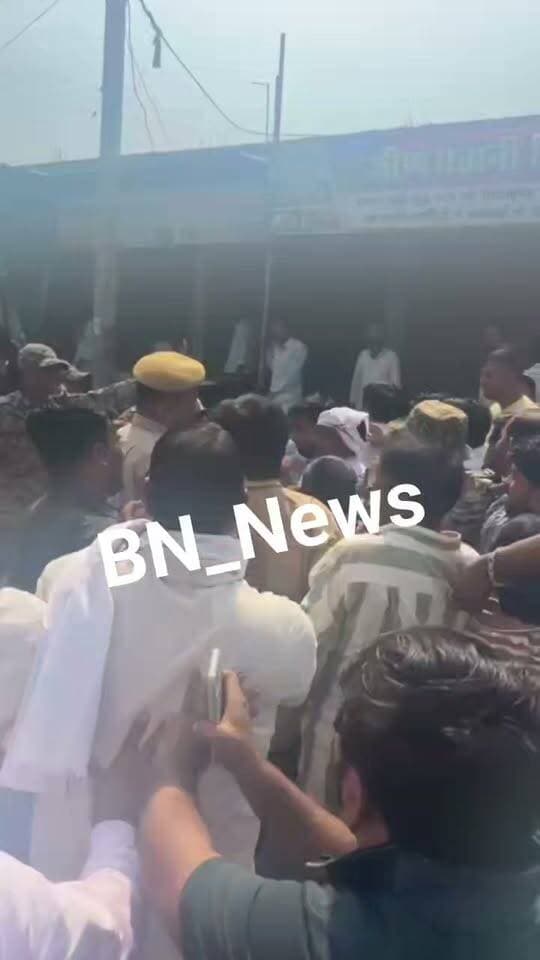 ब्रेकिंग न्यूज विराटनगर में कांग्रेस के कोटपूतली बहरोड़ जिलाध्यक्ष इंद्राज गुर्जर व पुलिस के बीच जमकर हुई हाथापाई
पुलिस कर्मियों ने कांग्रेस नेताओं पर बरसाए लठ