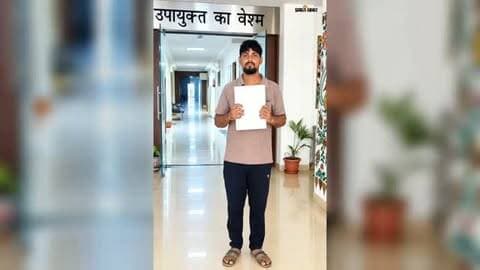 हजारीबाग: फर्जी वंशावली से जमीन रजिस्ट्री और मुआवजा गबन का आरोप
हजारीबाग : बरकट्ठा प्रखंड के शिलाडीह पंचायत में फर्जी वंशावली के आधार पर 54 डिसमिल जमीन की अवैध रजिस्ट्री कराने और भू-अर्जन के 9.11 लाख रुपये मुआवजा गबन करने का गंभीर आरोप लगा है। पीड़ित सोहेल अंसारी ने हजारीबाग आयुक्त एवं उपायुक्त को आवेदन देकर उच्च स्तरीय जांच और दोषियों के खिलाफ सख्त कार्रवाई की मांग की है।
आरोप है कि सोहेल के अनपढ़ पिता जुमराती मियां के नाम पर दर्ज जमीन का मुआवजा मिनहाज अंसारी और कलीम अंसारी ने बैंक में संयुक्त खाता खुलवाकर निकाला जबकि पीड़ित को केवल दो लाख रुपये ही मिले। साथ ही, मुखिया और अंचल कर्मियों की मिलीभगत से फर्जी वंशावली बनाकर एलपीसी जारी कर अवैध रजिस्ट्री की गई। सोहेल ने मुखिया पर पांच लाख रुपये लेकर मामला रफा-दफा करने की धमकी देने का भी आरोप लगाया है।
पीड़ित ने सभी वैध-अवैध दस्तावेज आयुक्त को सौंपकर जांच और जमीन वापस दिलाने की गुहार लगाई है