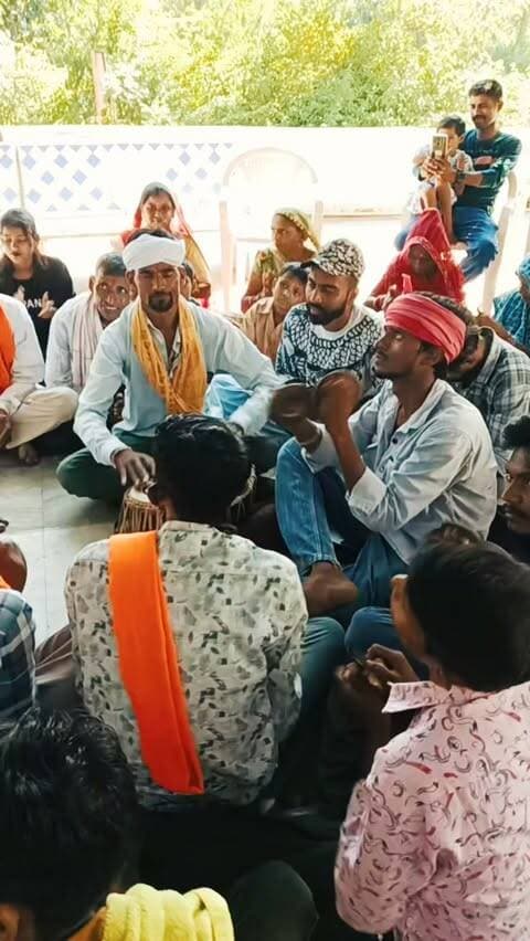 पाडली सासरपुर गुजरेश्वर महादेव मंदिर में आयोजित भजन सत्संग के कार्यक्रम में भक्तों ने खूब गाए भजन। साथ ही साथ समाज के वक्ताओं ने सभी सज्जनों एवं भक्तजनों से युवा साथियों से कहा कि समाज के और सर्व समाज के अंदर इस क्षेत्र में ताल मेंल बना रहे हैं शांति और अमन का वातावरण बना रहे
भाईचारा बना रहे
ऐसे वातावरण का इस क्षेत्र में पुनः निर्माण करना पड़ेगा।
कई वक्ताओं ने साधु संतों ने यह भी कहा कि आजकल हर व्यक्ति जाति में समाज में बट करके रह गया है,
एक दूसरे के प्रति नफरत भरी जा रही है
इस सिलसिले को खत्म करना पड़ेगा और पुनः हमें भाईचारे की ओर लौटना पड़ेगा और जो भी वातावरण इस कलयुग में खराब हुआ है, उसको ठीक करना पड़ेगा, और यह ठीक करने का एक ही साधन है और वह है भक्ति
भक्ति के माध्यम से ही इस क्षेत्र में पुनः भाईचारा शांति व्यवस्था कायम की जा सकती है।।। आज के भटकते युवाओं को लाइन पर लाना है तो उन्हें शिक्षा तो है ही है भक्ति से जोड़ना पड़ेगा, क्योंकि कई य�