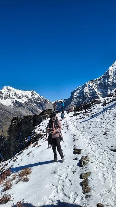 “तस्वीरों में कैद हैं पहाड़,
कदमों में बसा है सफर,
दर्द में छिपी हैं यादें…
और दिल में रह गया है नंदा का आशीर्वाद। 🙏🏔️”
