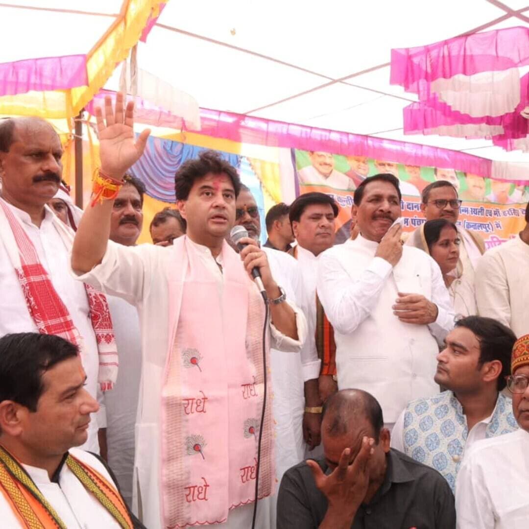 ग्वालियर-मुरैना के लिए जीवन रेखा बनेगी चंबल-कोतवाल जल परियोजना
ग्वालियर-मुरैना की जलापूर्ति को मजबूत करने के लिए करीब 458 करोड़ रुपए की चंबल-कोतवाल जल परियोजना का केंद्रीय मंत्री ज्योतिरादित्य सिंधिया ने निरीक्षण किया।
कोतवाल डैम के इंटेकवेल, सांक नदी पर निर्माणाधीन पाइपलाइन ब्रिज और बानमोर के पास पाइपलाइन कार्य का जायजा लेते हुए सिंधिया ने समयबद्ध तरीके से काम पूरा करने के निर्देश दिए। परियोजना के तहत करीब 31 किलोमीटर पाइपलाइन के जरिए लगभग 150 एमएलडी पानी ग्वालियर पहुंचाया जाएगा।
परियोजना को 31 मार्च 2027 तक पूरा करने का लक्ष्य है। सिंधिया ने कहा कि यह परियोजना ग्वालियर-मुरैना की आने वाली पीढ़ियों की जल सुरक्षा के लिए महत्वपूर्ण साबित होगी।