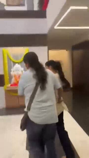 लड़कों को प्रेमजाल में फंसाकर फाइव स्टार होटल में मिलने बुलाती थी मोहतरमा, फिर करती थी ब्लैकमेल, आज मध्य प्रदेश की जबलपुर पुलिस ने पीड़ित की शिकायत पर मोहतरमा को गोपाल बाग होटल से पैसे लेते रंगे हाथ पकड़ लिया और मौके पर ही कनपटे सेक दिए
अब मोहतरमा को गंभीर धाराओं में जेल भेजा जा रहा है।
जबलपुर पुलिस ने सभी युवाओं से अपील की है कि ऐसे प्रकरण में कभी भी घबराएं नहीं,, कोई भी ब्लैकमेल कर तो सीधा पुलिस को बताएं तत्काल ही आपकी मदद की जाएगी
#jabalpur #MadhyaPradesh #mppolice
