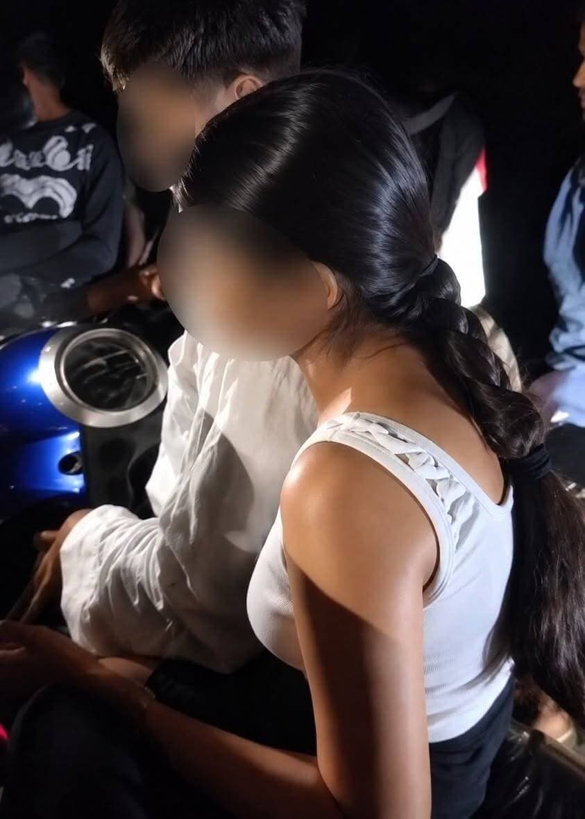 जमुई में कोचिंग के बाद घूमने निकली प्रेमिका को घेर कर छेड़खानी, समाज के ठेकेदार की बदसलूकी का वीडियो सोशल मीडिया पर मचा रहा है बवाल, पुलिस ने वायरल होने पर मामला दर्ज कर जांच करने की बात कही, क्या कुछ कह रहे हैं जमुई एसपी देखिए पूरा वीडियो,,, बिहार में सरकार कहती हैं कि पहले बेटियां और बहन सुरक्षित नहीं थी अब क्या सुरक्षित है, आपका क्या राय है पूरा वीडियो देखकर कमेंट बॉक्स में अपना राय दें,,,ज्यादा से ज्यादा शेयर करें,, #Jamui district news #Bihar police #Jamui news Bjp Jamui #ljp #RJD